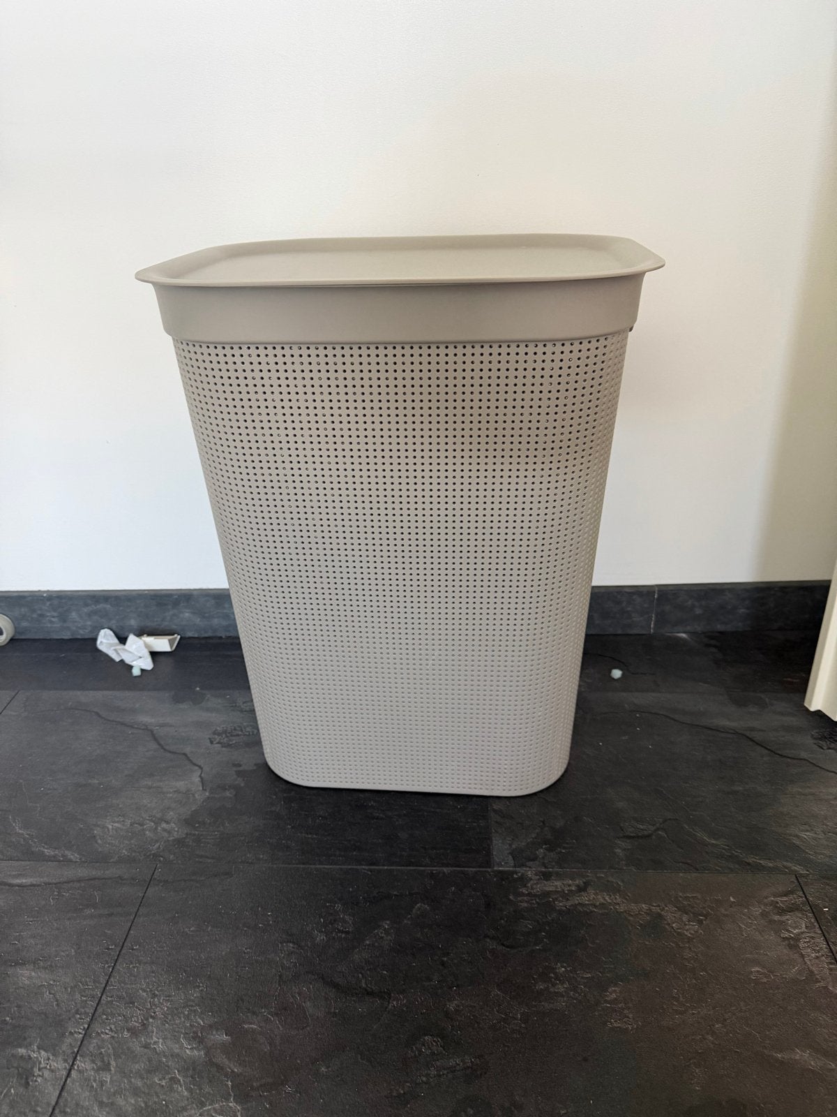 Grijze wasmand met deksel - Zo goed als nieuw, Kunststof, Met deksel, Mand, Ophalen of Verzenden
