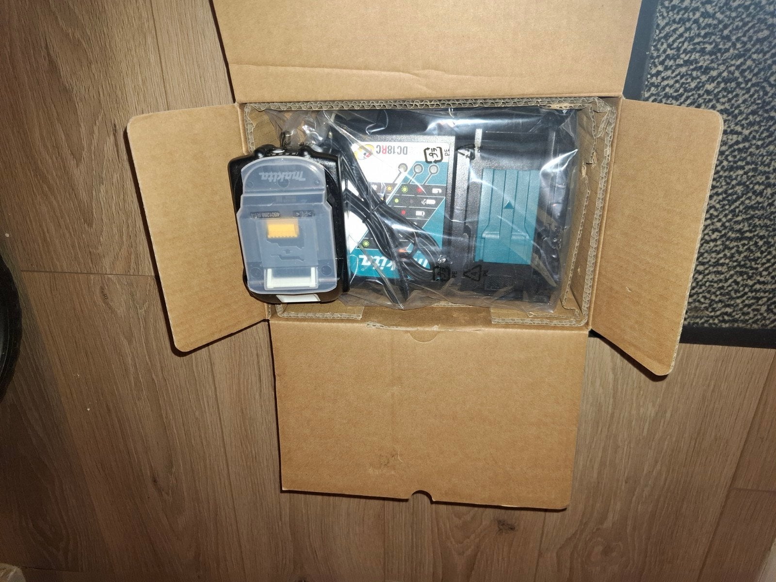 Makita DC18RC Snellader 14.4V-18V met accu, Nieuw