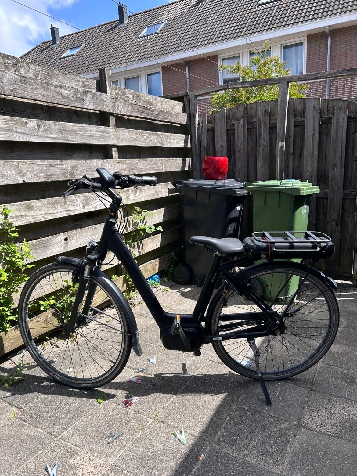 Zwarte elektrische fiets met bagagedrager, Fietsen en Brommers, Gebruikt, 51 tot 55 cm, 30 tot 50 km per accu, Ophalen