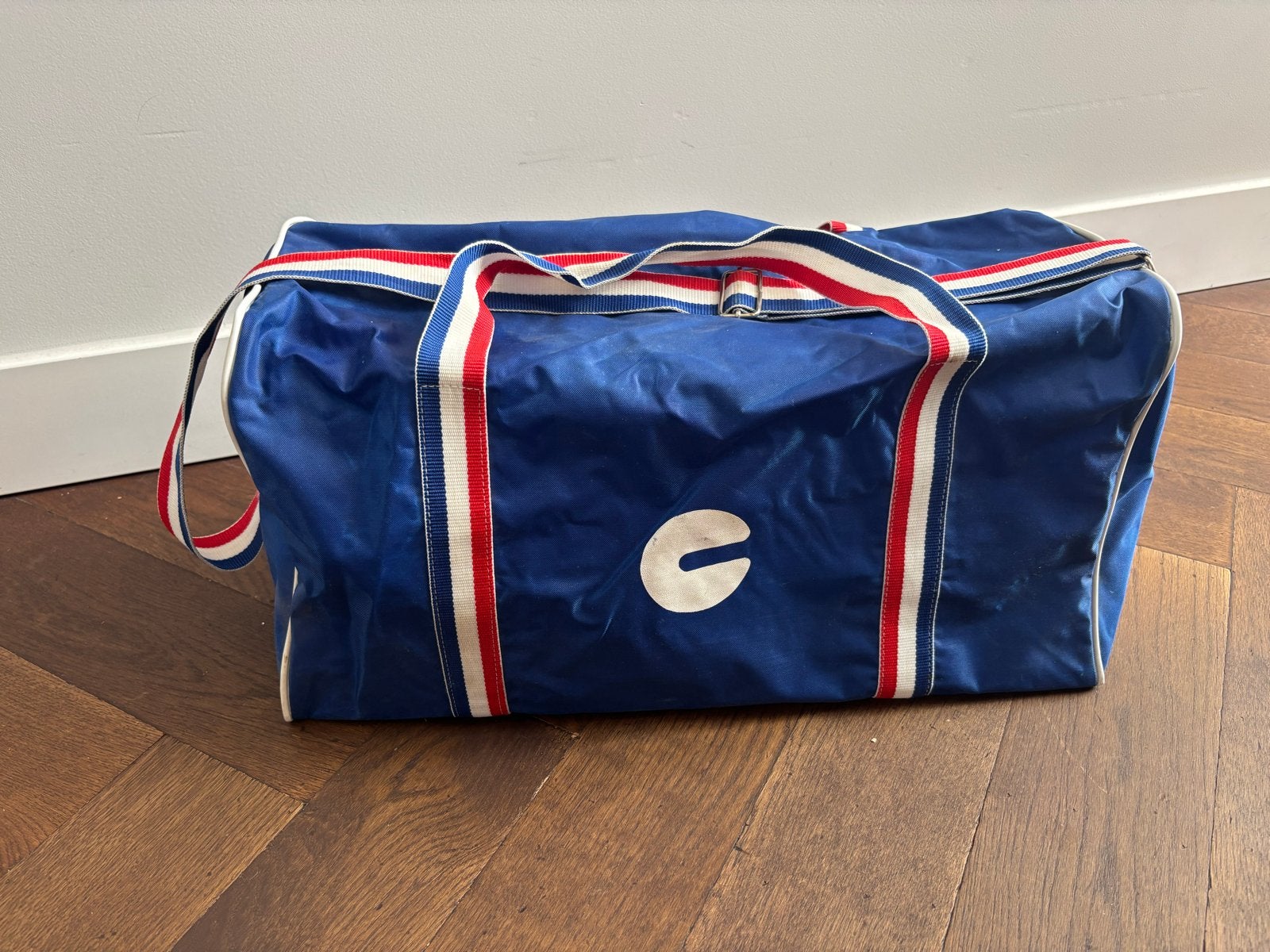 70s blauwe sporttas met rood-wit-blauwe banden, Ophalen of Verzenden, Gebruikt, Unisex volwassen