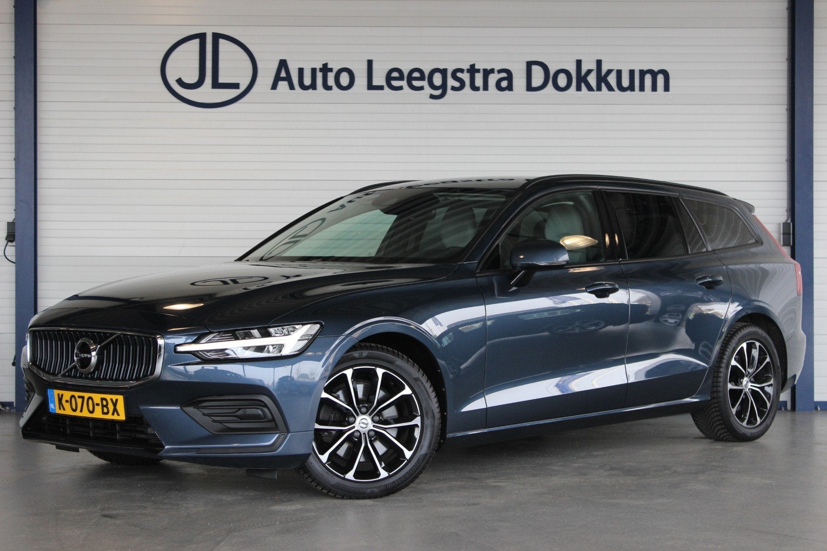 Volvo V60 2.0 B3 Momentum Advantage Camera | Leder | Carplay, 4 cilinders, 1969 cc, Blauw, 165 pk