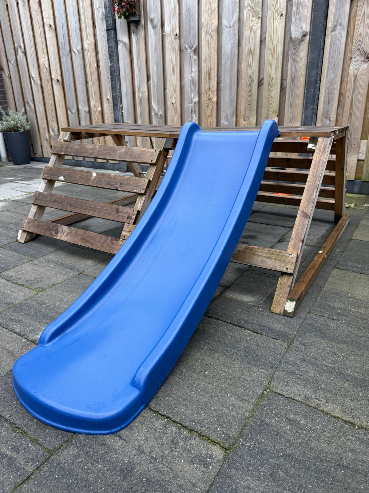 Houten speeltoestel met glijbaan, klimnet en klimwand, Ophalen, Gebruikt, Glijbaan