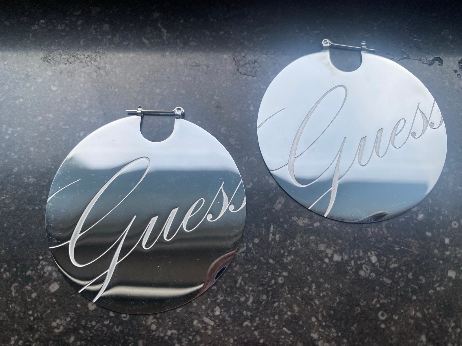 Grote zilverkleurige rvs Guess oorbellen, Overige materialen, Hangers, Ophalen of Verzenden, Zo goed als nieuw