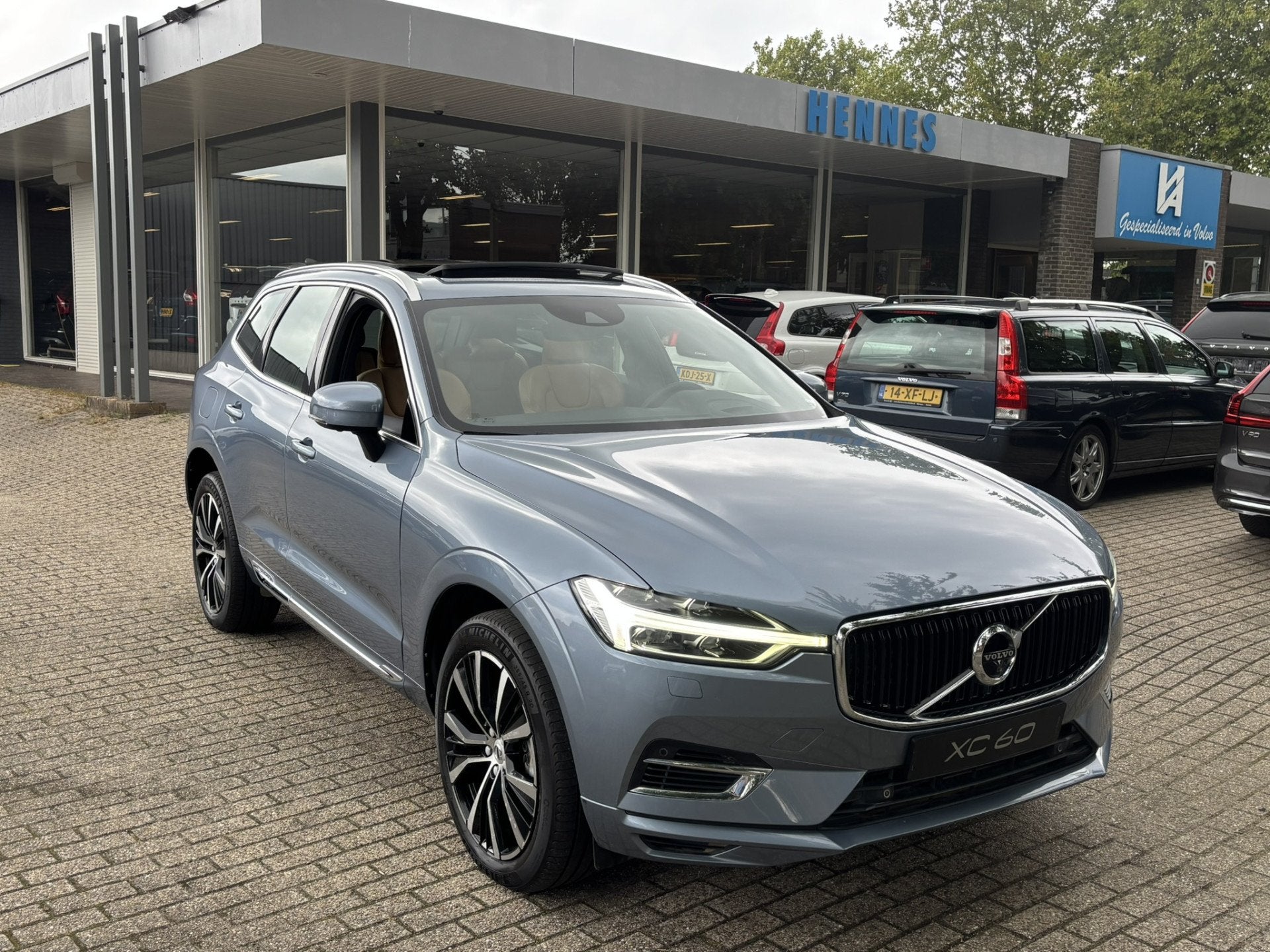 Volvo XC60 T8 AWD Pano HeadUp Keyless Pilot assist 360 camer, Auto's, Automaat, Gebruikt, Blauw, Bedrijf