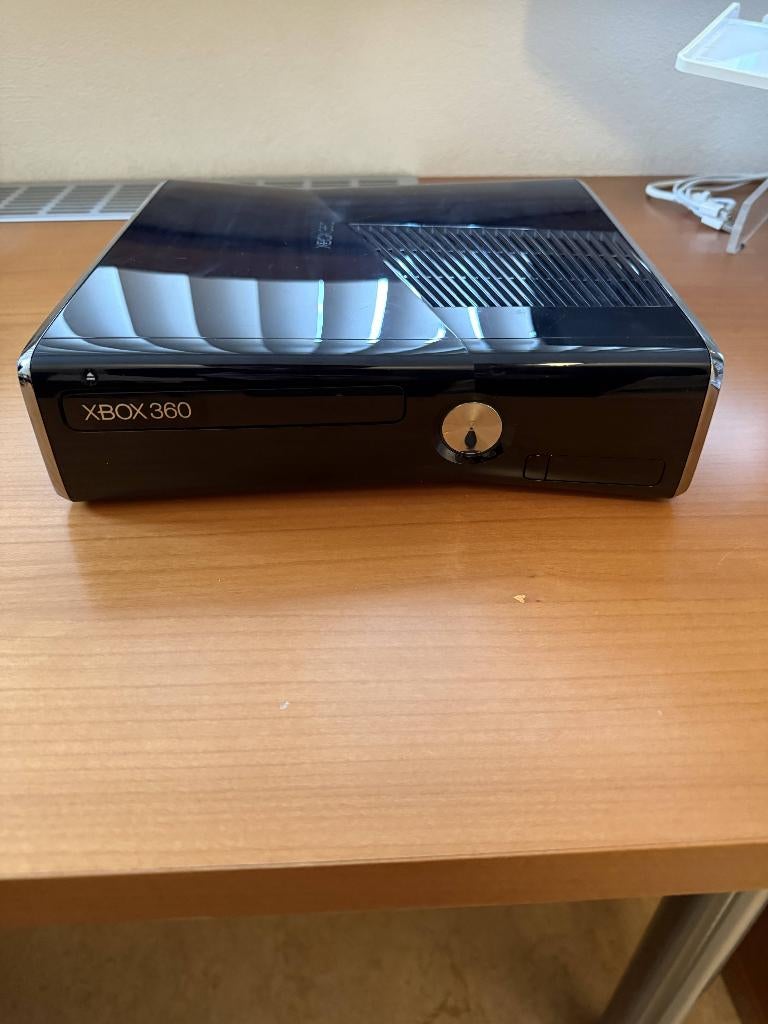 Xbox 360 S 250GB met Kinect, Spelcomputers en Games, Spelcomputers | Xbox 360, 360 S, Met kinect, Ophalen of Verzenden, Zo goed als nieuw