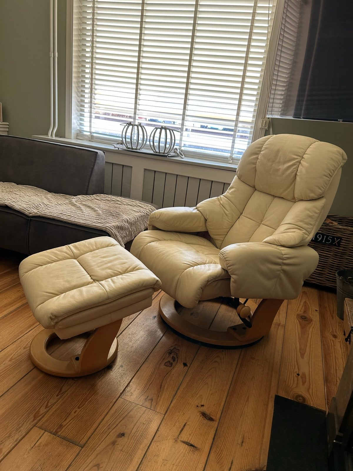 Stressless relaxfauteuils met voetenbank - Crème leer, Huis en Inrichting, Fauteuils, Ophalen, 75 tot 100 cm, Zo goed als nieuw