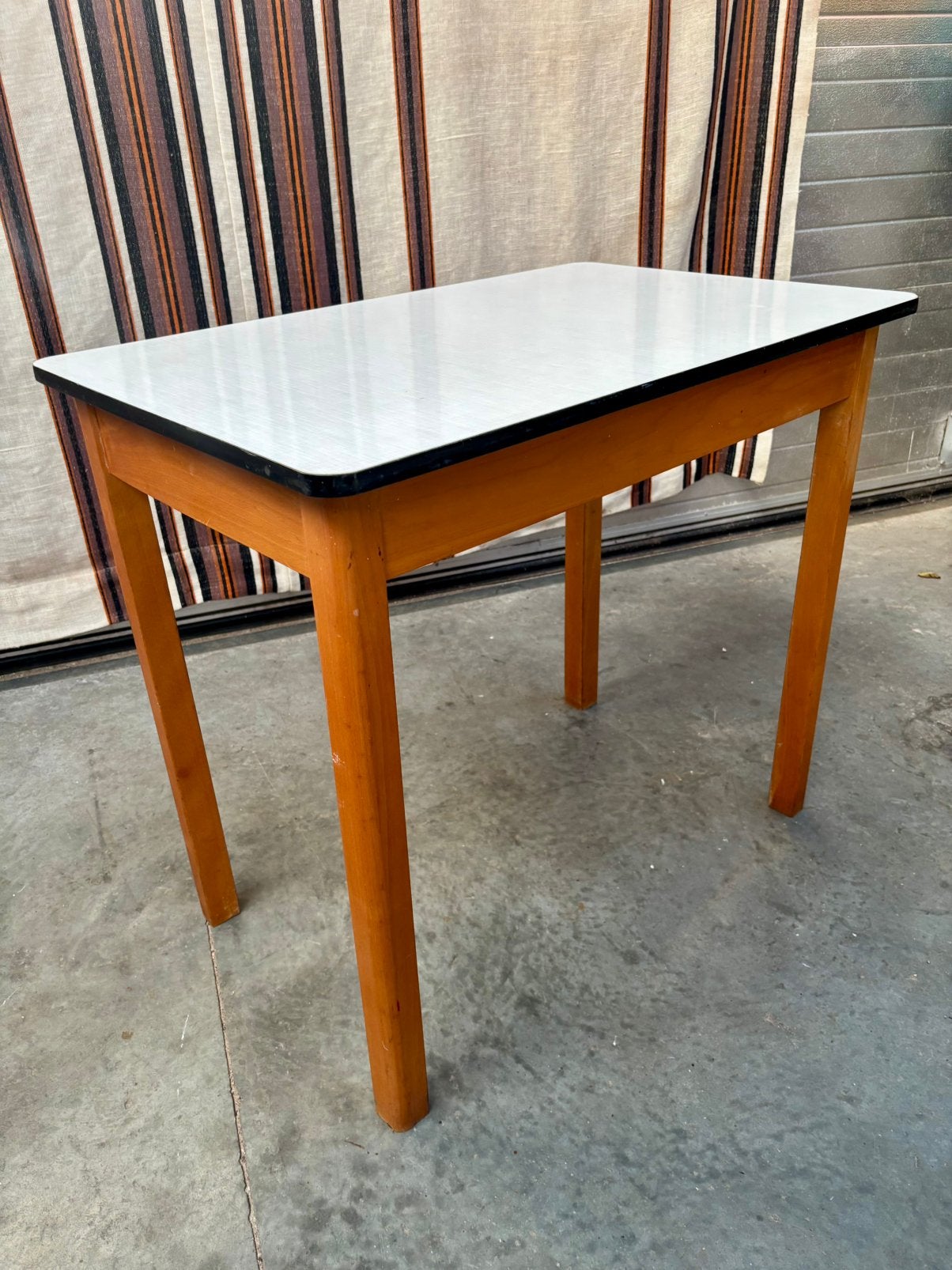 Vintage design tafeltje met formica blad, Huis en Inrichting, Ophalen, Teakhout, Gebruikt, 50 tot 100 cm