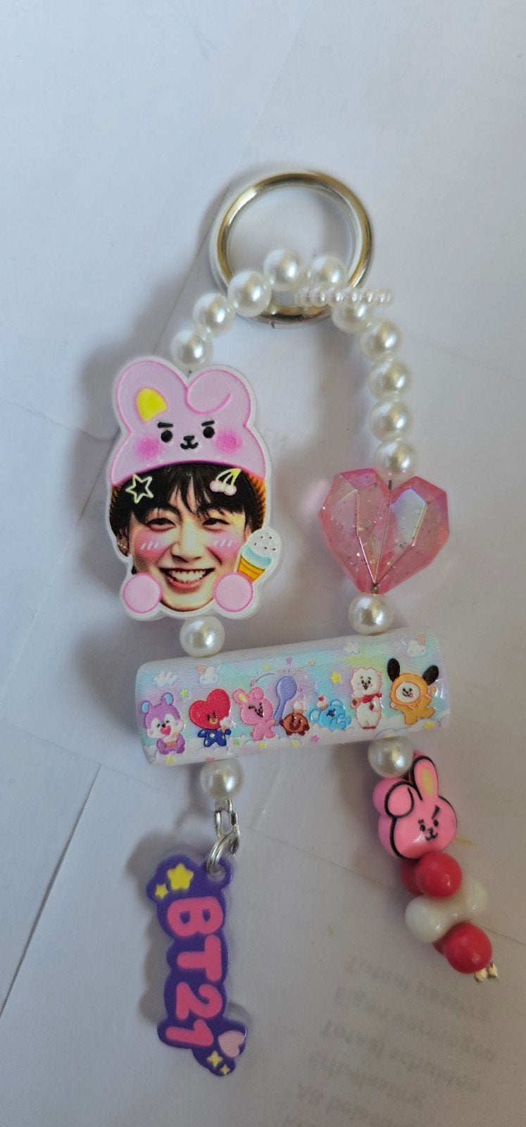 Leuke BTS BT21 sleutelhanger met parels en bedels, Ophalen of Verzenden, Nieuw, Knuffel of Figuurtje