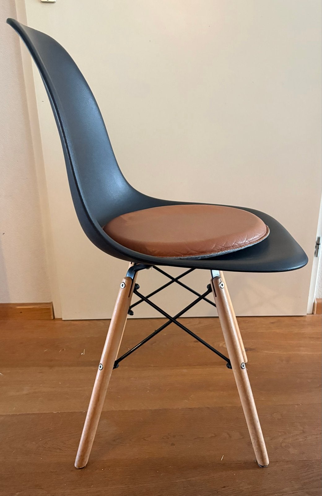 Zwarte Eames-stijl stoel met houten poten en kussen, Ophalen, Zwart, Zo goed als nieuw, Eén