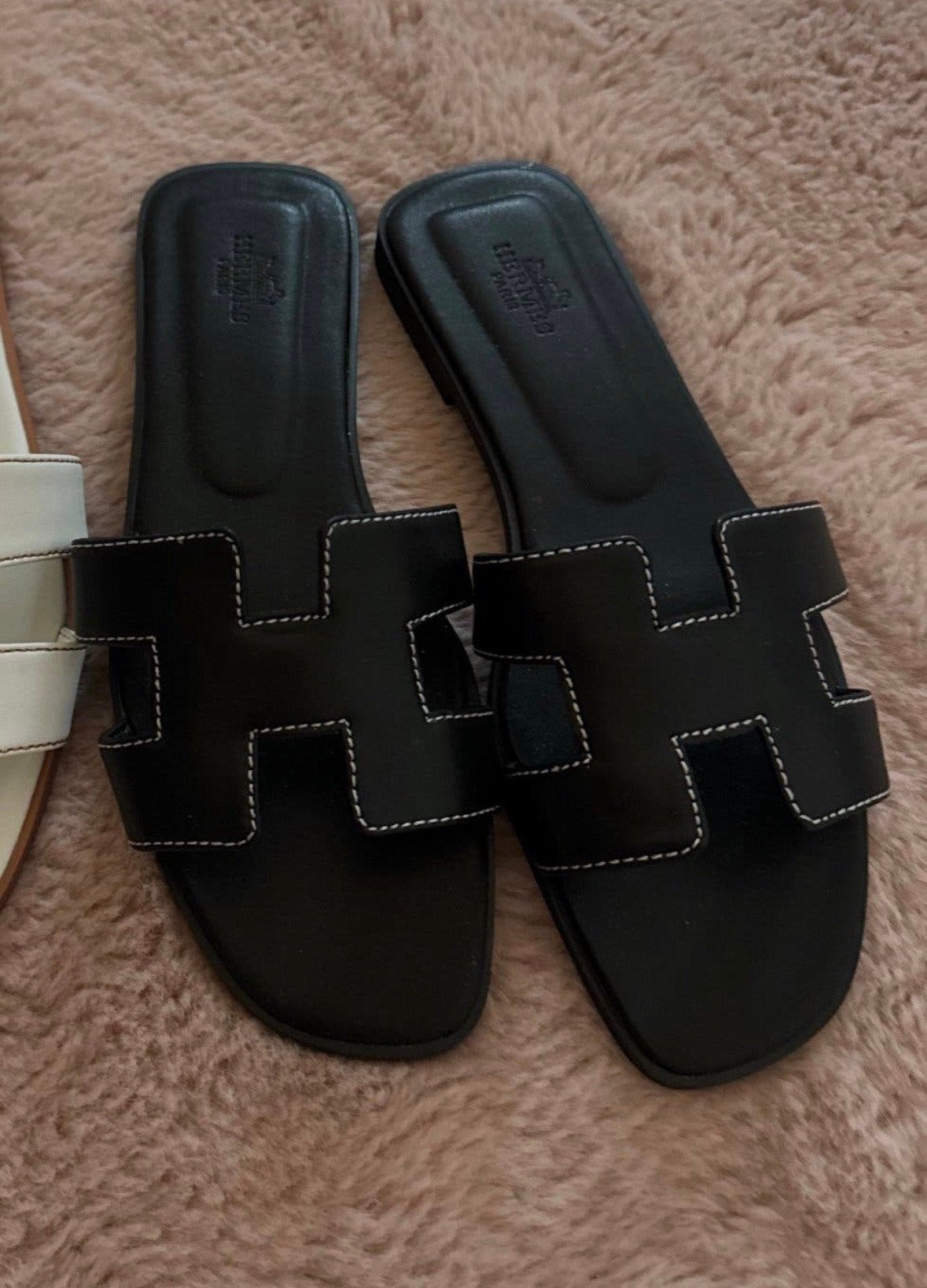 Hermes oran slippers zwart 39, Kleding | Dames, Schoenen, Ophalen of Verzenden, Zo goed als nieuw, Zwart