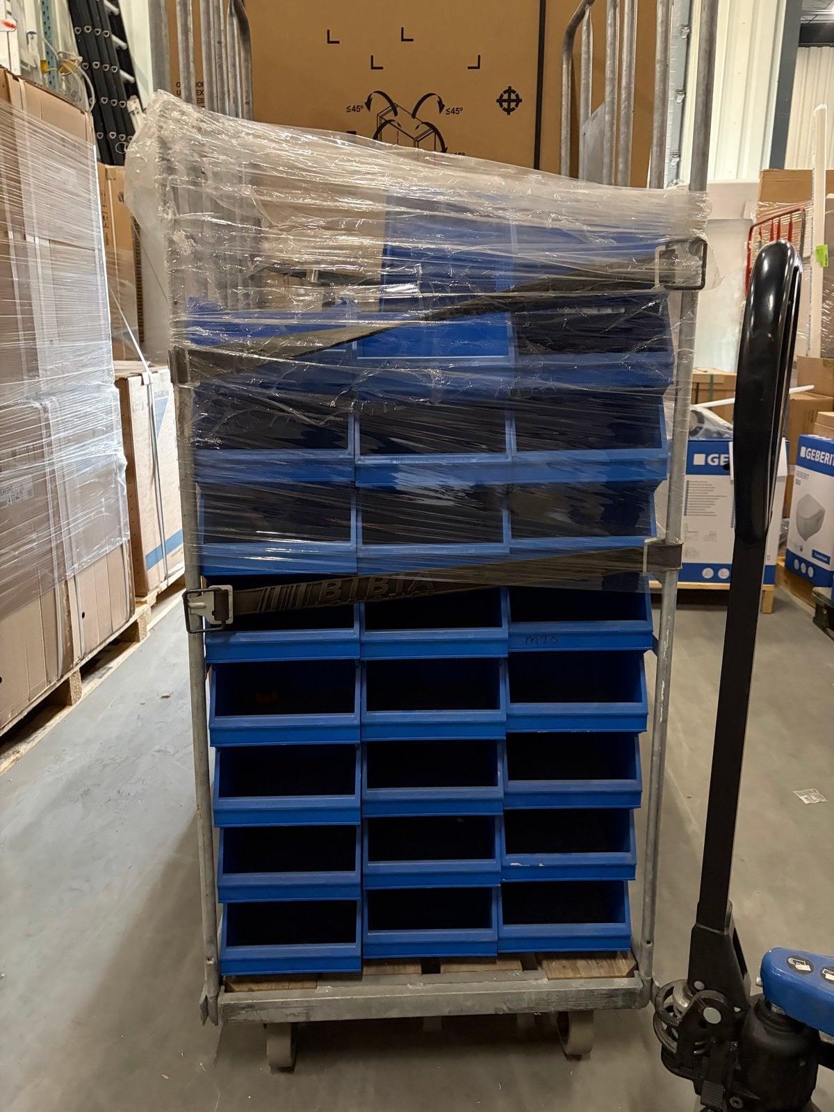 Set van blauwe opslagbakjes voor magazijn of werkplaats, Ophalen