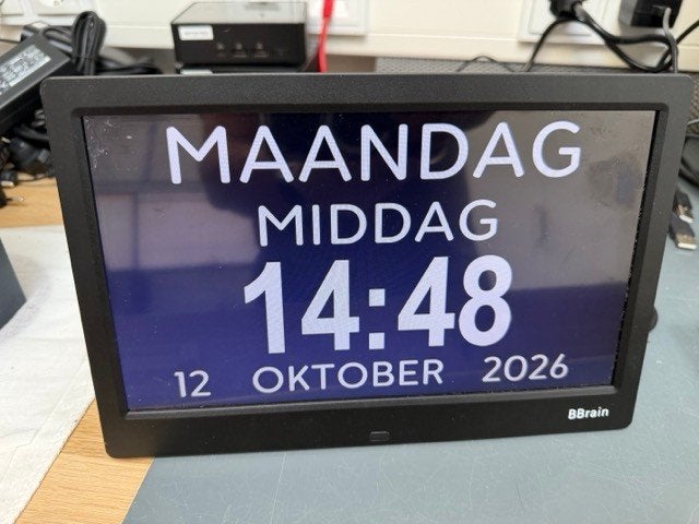 BBrain Basic Clock – Digitale kalenderklok, Huis en Inrichting, Gebruikt, Ophalen of Verzenden, Analoog en Digitaal, Tafelklok