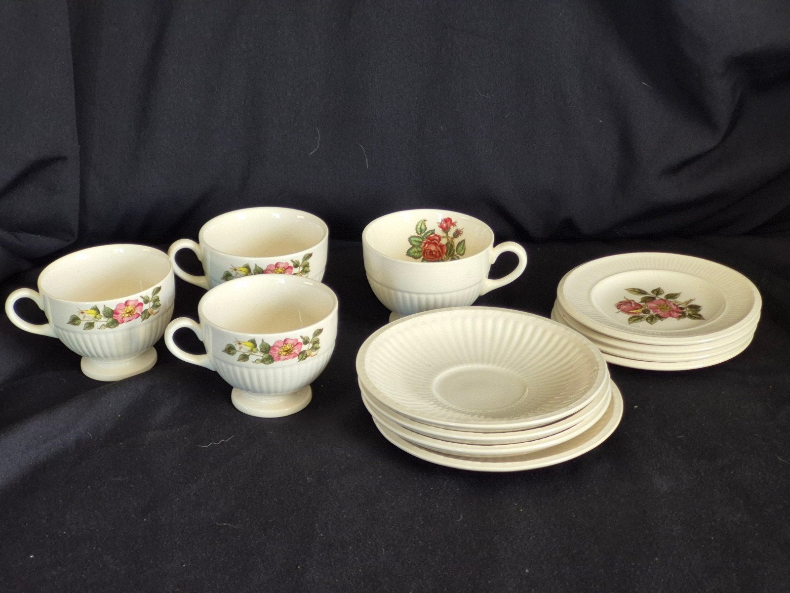 Wedgwood 4x kop 4x schotel 4x petit four bordjes briar rose, Ophalen of Verzenden, Zo goed als nieuw, Porselein, Kop en/of schotel