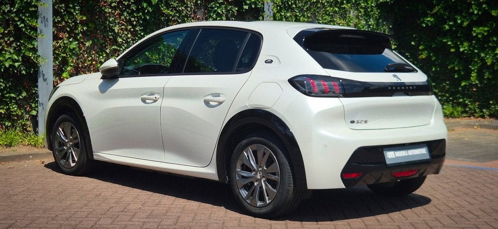 Peugeot E-208 EV Allure 50 kWh|SOH93.6%|Panoramadak|Stoelver, Auto's, Automaat, Gebruikt, Automatische klimaatregeling, Leder en Stof