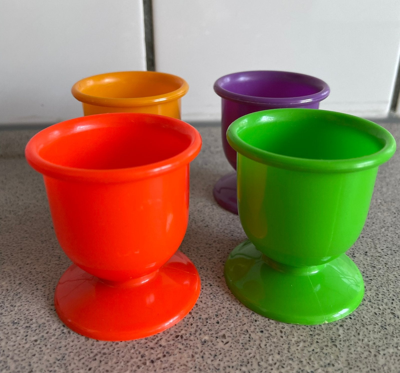 4 felgekleurde retro eierdopjes Pasen easter, Ophalen of Verzenden, Huis en Inrichting