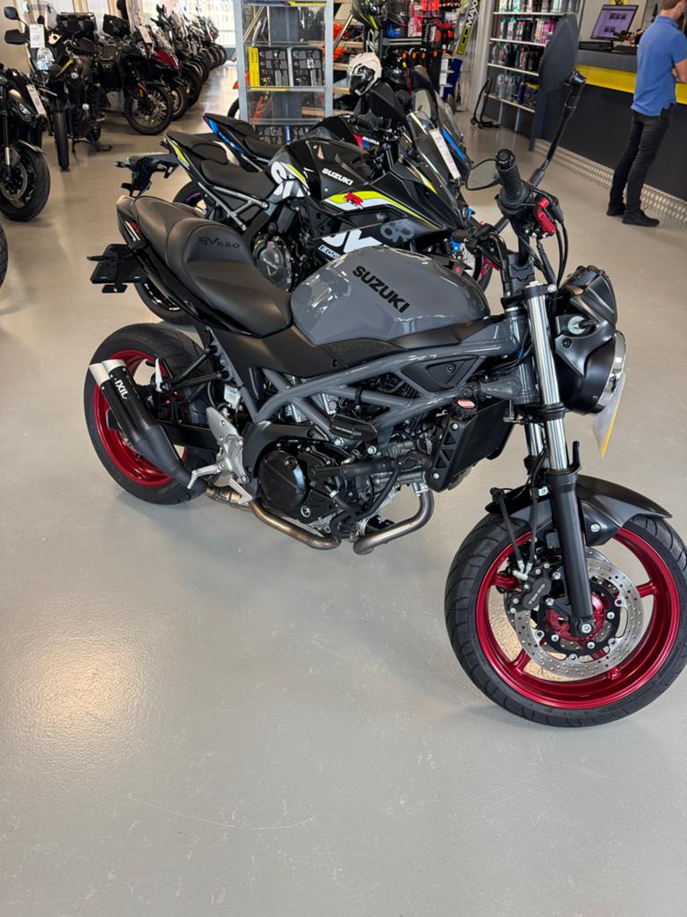 Suzuki SV650 2023 - zo goed als nieuw voor a en a2, 2 cilinders, Sportuitlaat, Gebruikt, Particulier