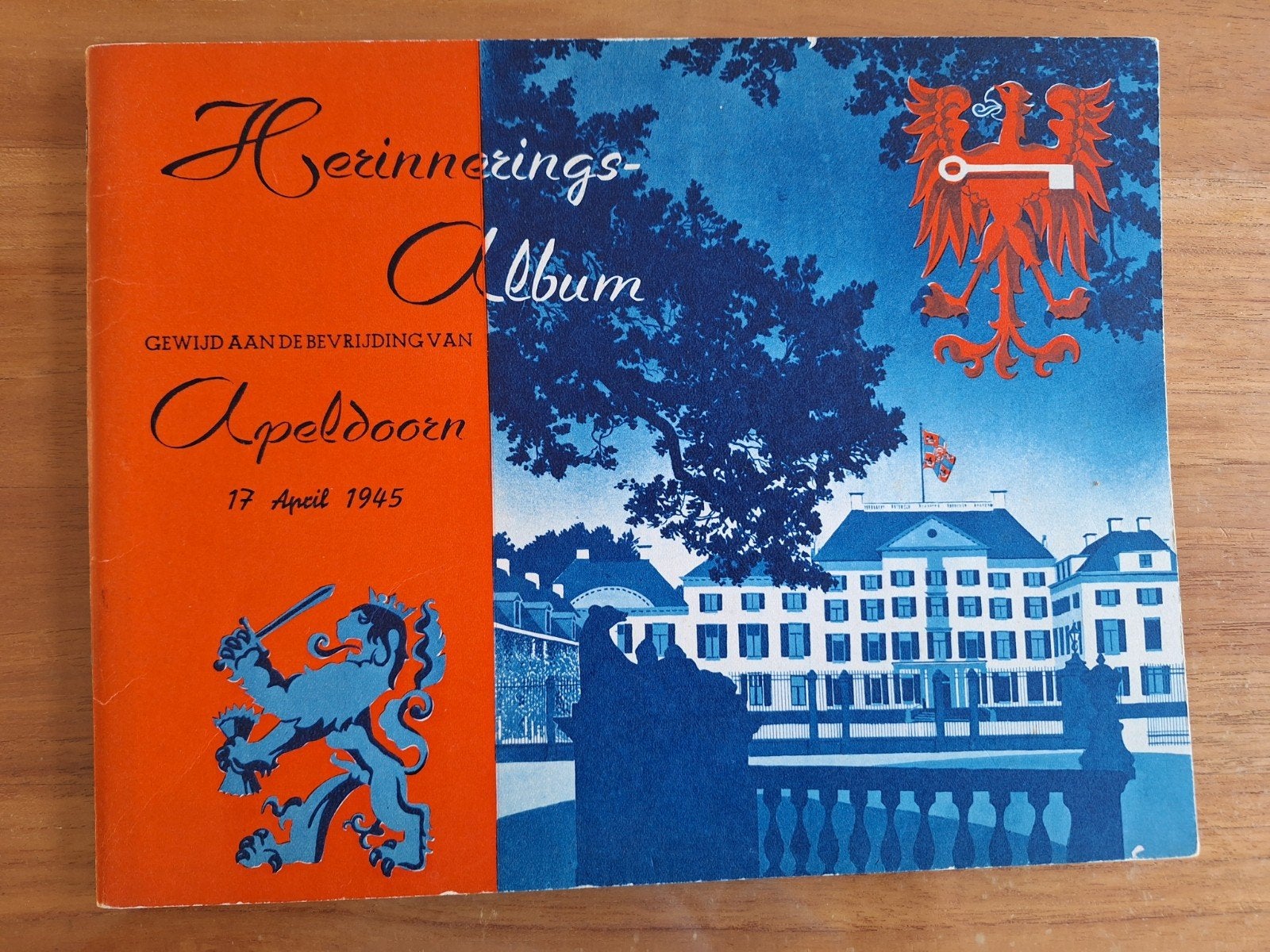 Herinneringsalbum gewijd aan bevrijding Apeldoorn 17-04-45, Boeken, Ophalen of Verzenden, 20e eeuw of later, Zo goed als nieuw