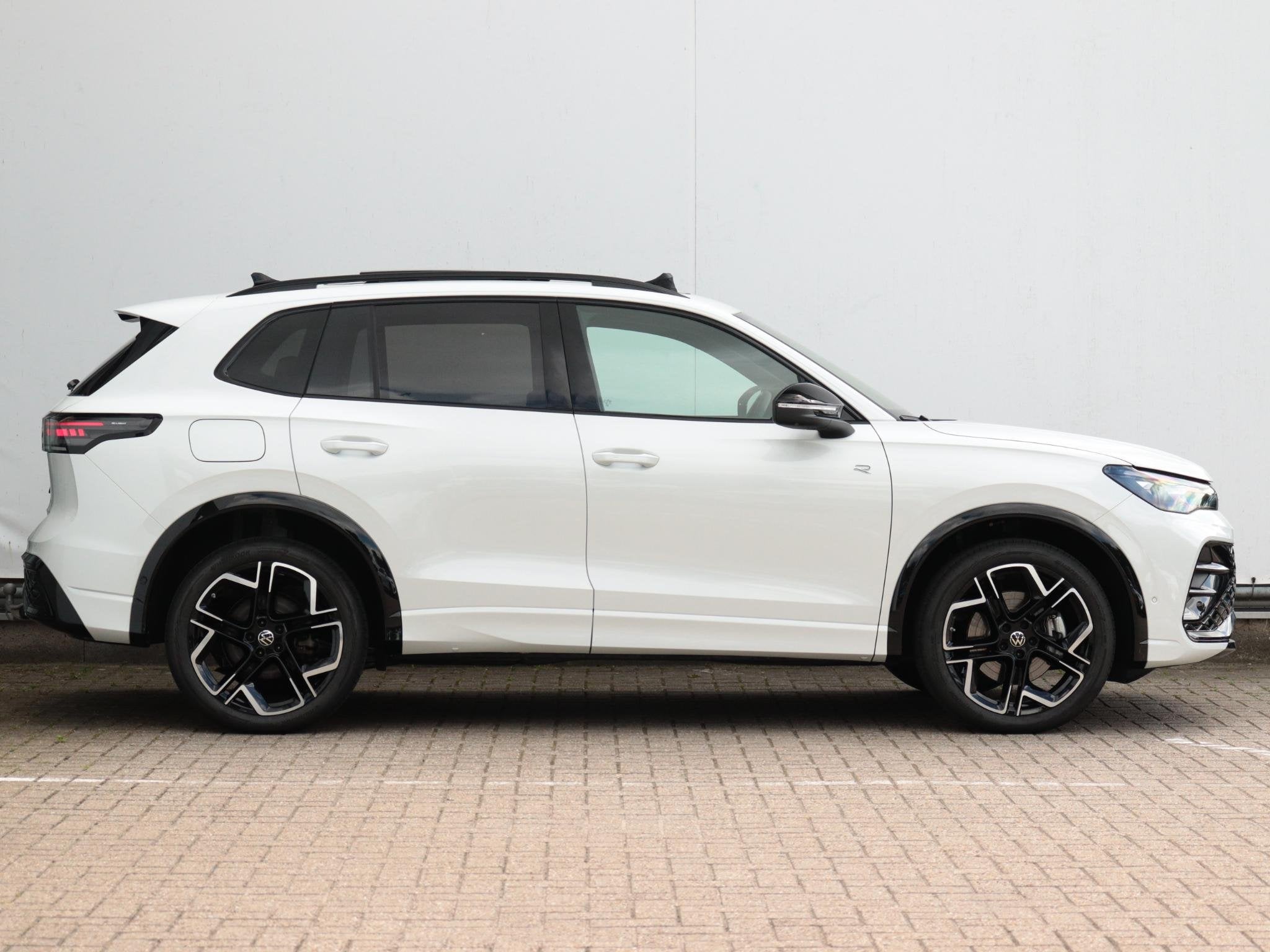 Volkswagen Tiguan 1.5 eHybrid R-Line Edition | Trekhaak | Le, 150 min, Wit, Bedrijf, SUV of Terreinwagen