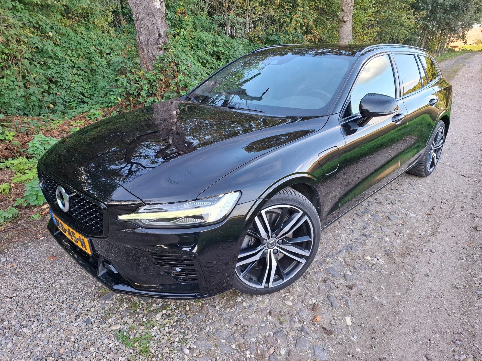 Volvo V60 T6 Twin Engine 340pk AWD 2020 Zwart R-design, Auto's, Automaat, Dealer onderhouden, Zwart, 4 cilinders