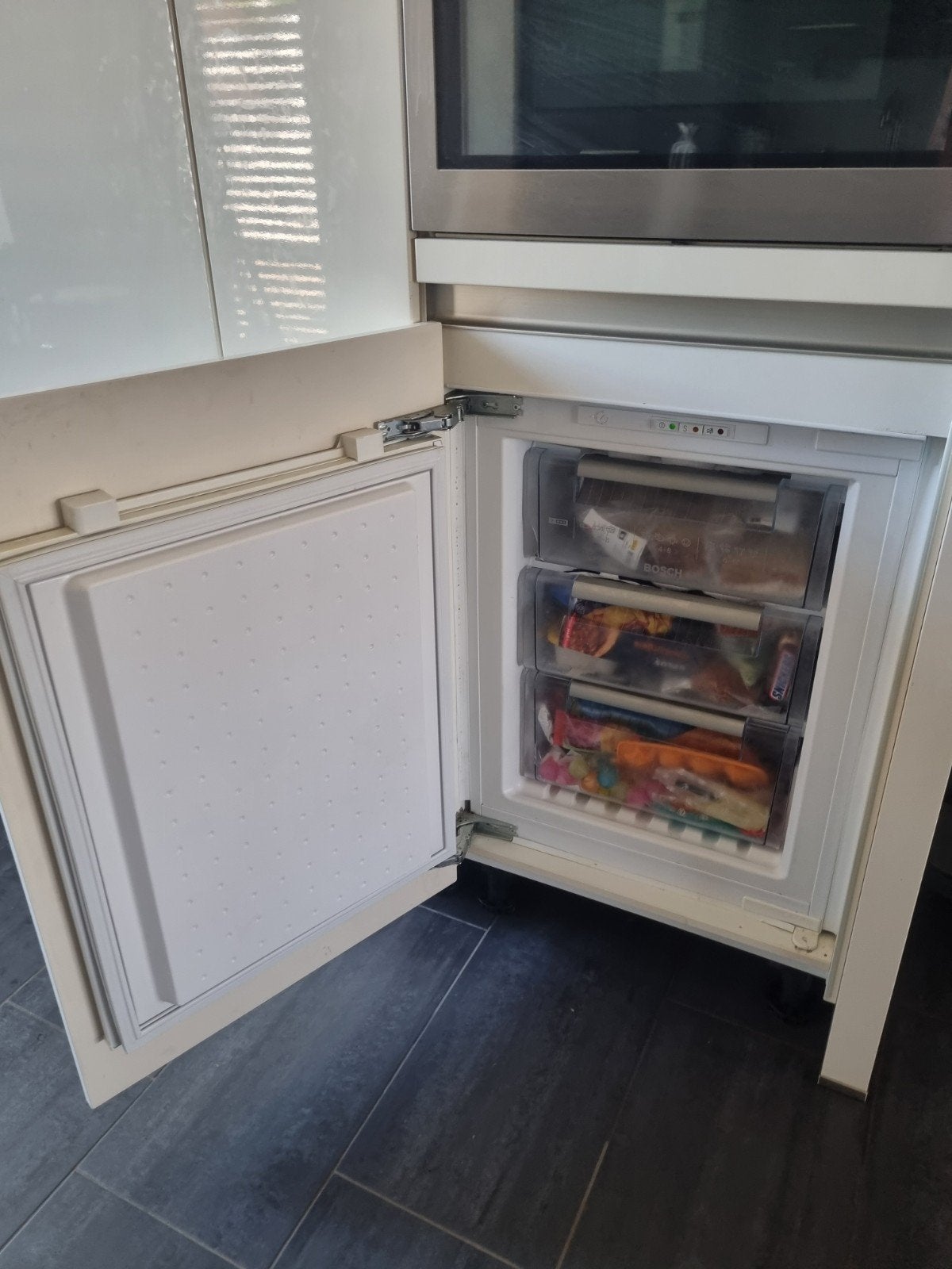 Bosch Inbouwvriezer 70 cm hoog, 3 lades, Gebruikt, Minder dan 85 cm, Inbouw, 60 tot 90 cm