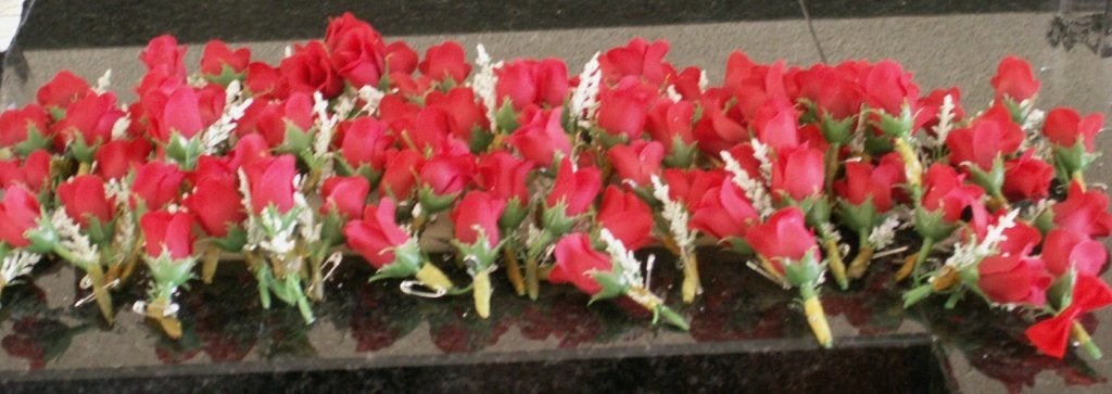 25 kunststof corsages rode roos met een wit takje, Ophalen of Verzenden, Nieuw, Wit, Accessoires