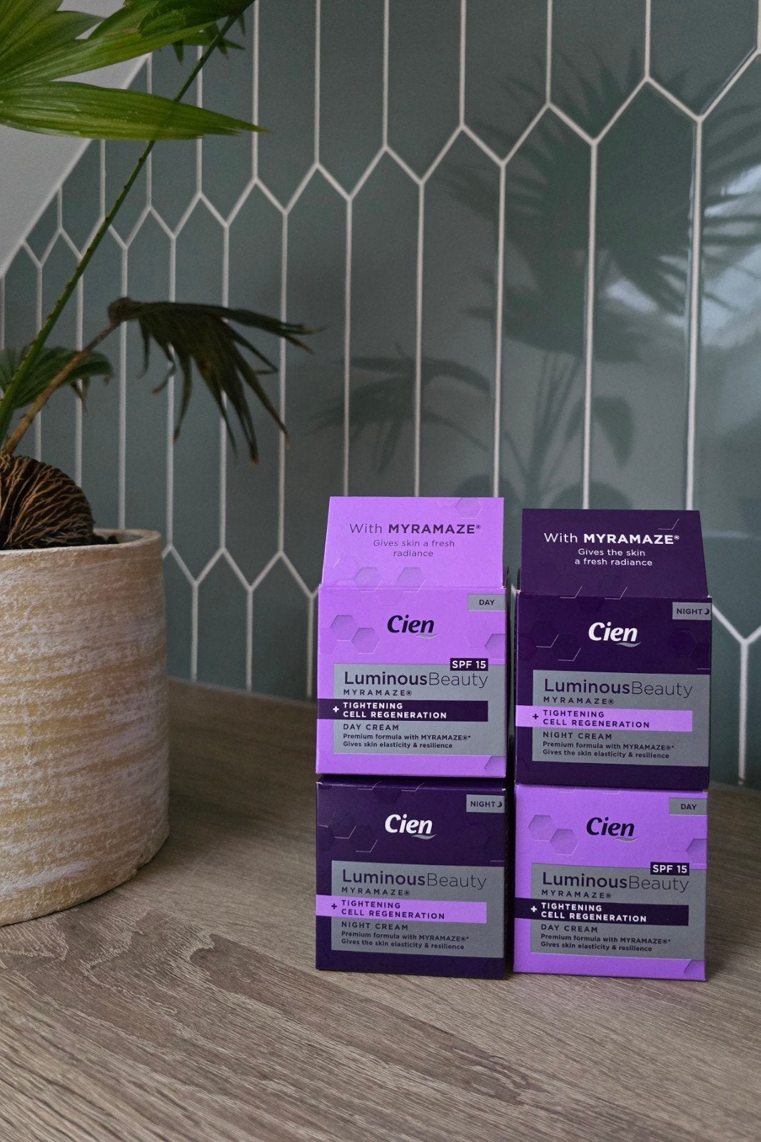 Cien Luminous Beauty dagcreme/nachtcreme 4 stuks NIEUW, Sieraden, Tassen en Uiterlijk, Ophalen of Verzenden, Nieuw, Gehele gezicht