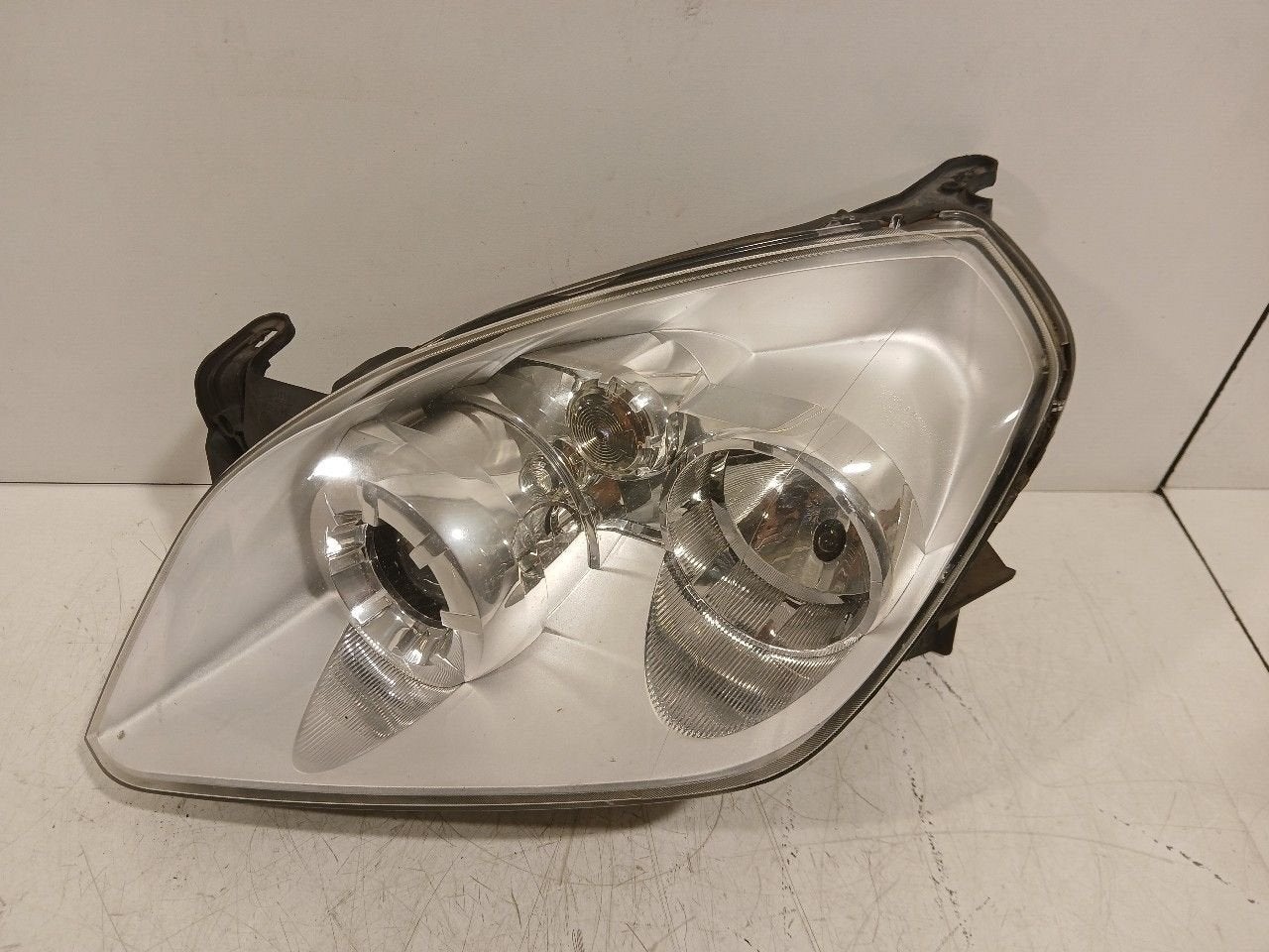 Koplamp links Opel Tigra, Auto-onderdelen, Verlichting, Onderdelen@venauto.nl, Van der Ven Autorecycling B.V., Gebruikt, Ettenseweg 76, 4706 PB Roosendaal, The Netherlands