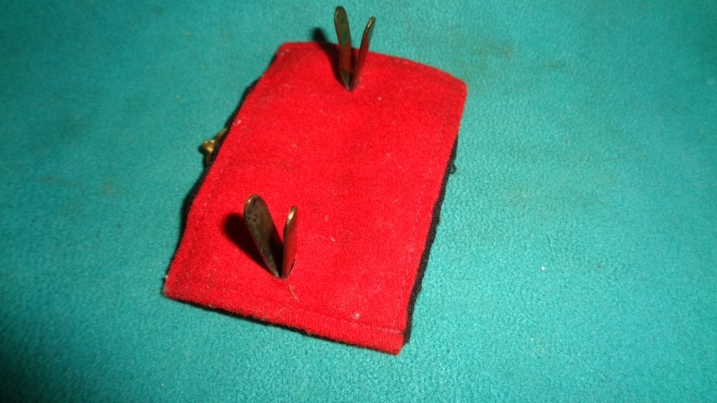Baret embleem oude slag buigpennen artillerie, Verzenden, Landmacht, Nederland, Embleem of Badge