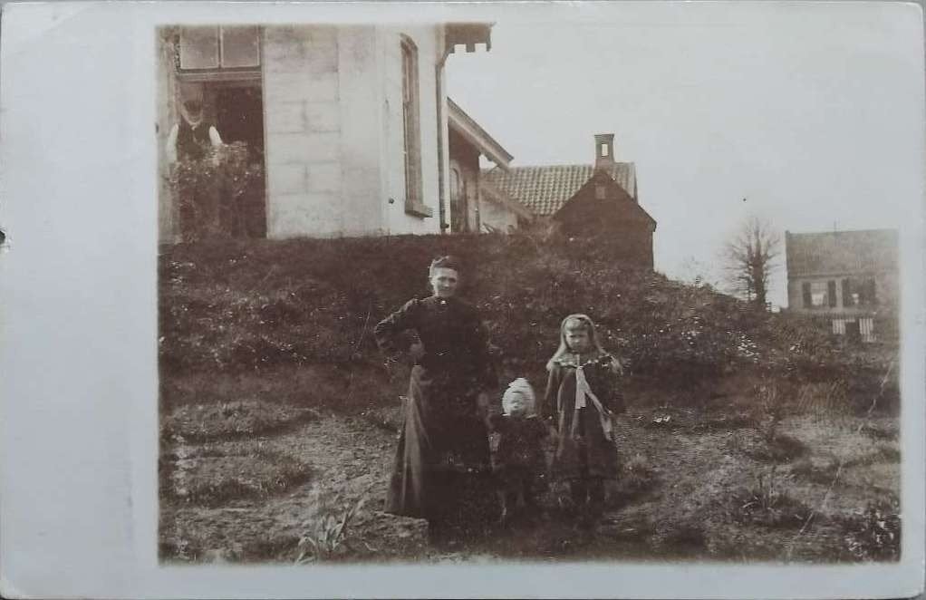 Fotokaart Moeder met Kinderen – Vredesweg Brunssum, Ophalen of Verzenden, Voor 1920, Ongelopen, Limburg
