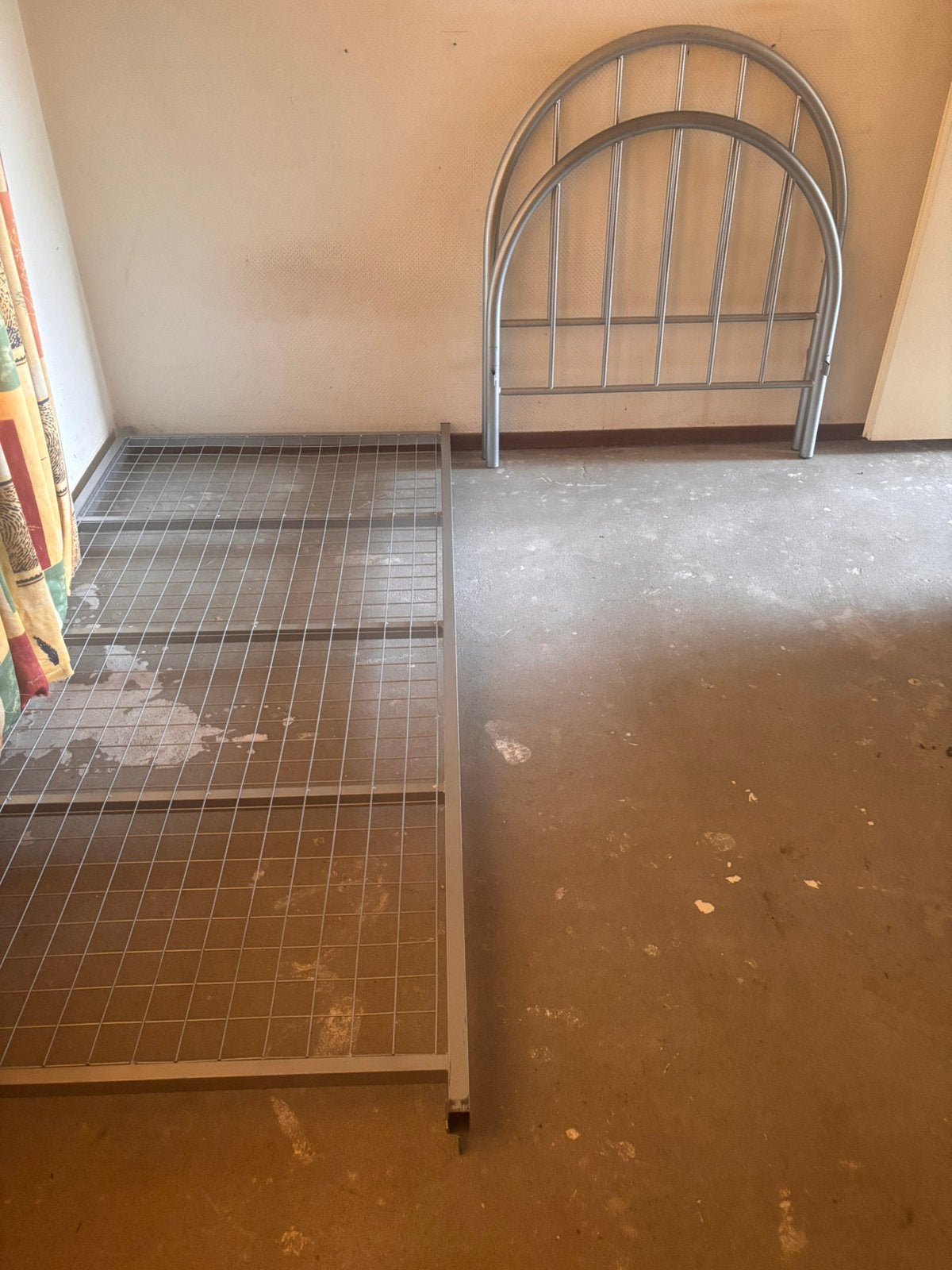 IJzeren eenpersoons bed, Ophalen