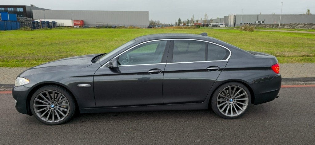 BMW 5-Serie 4.4 I 550 AUT 2011 Grijs, Auto's, Automaat, Euro 5, Achterwielaandrijving, 2000 kg