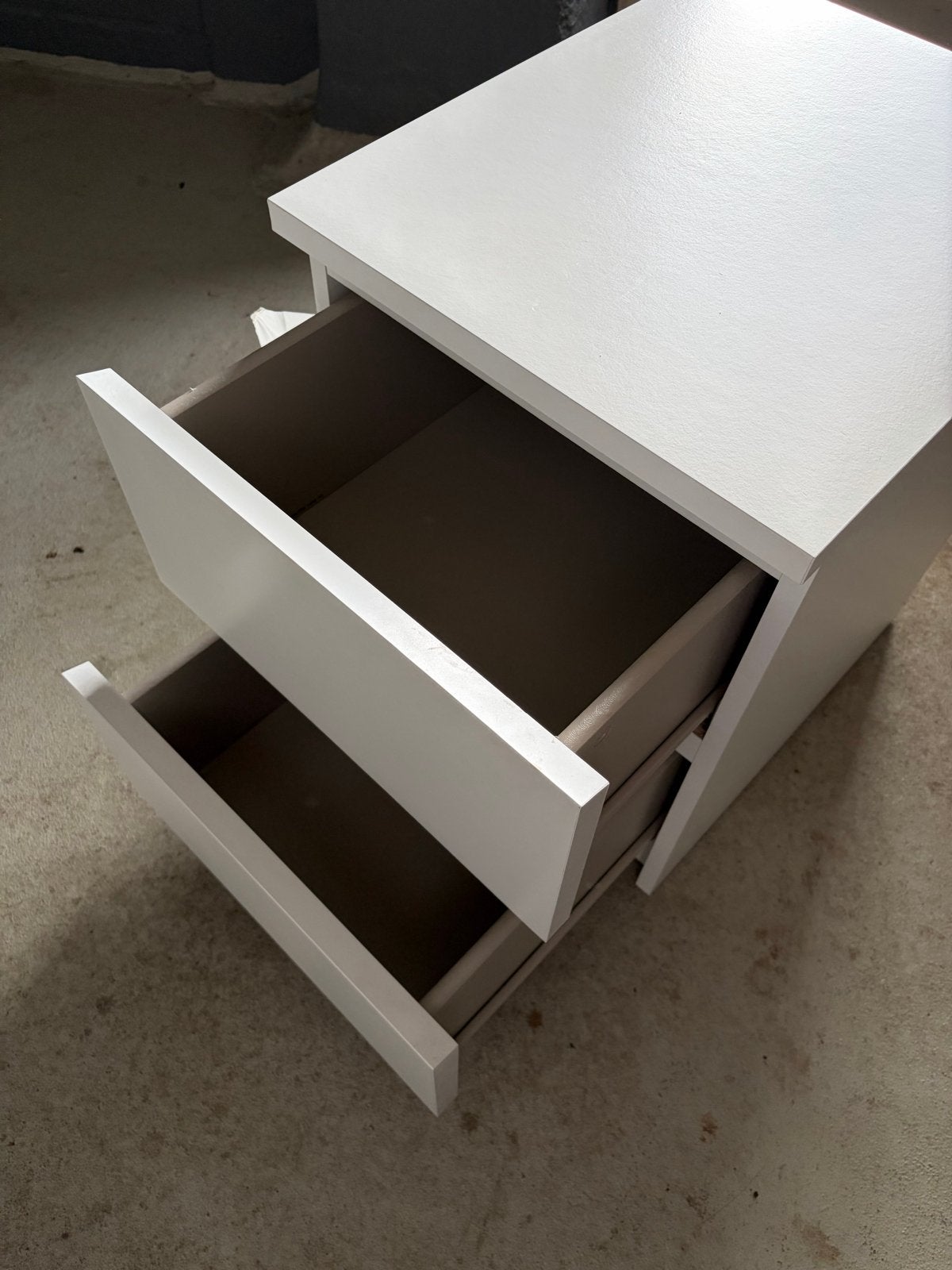 Wit nachtkastje met 2 lades, Ophalen, Minder dan 50 cm, Gebruikt, 1 of 2 laden
