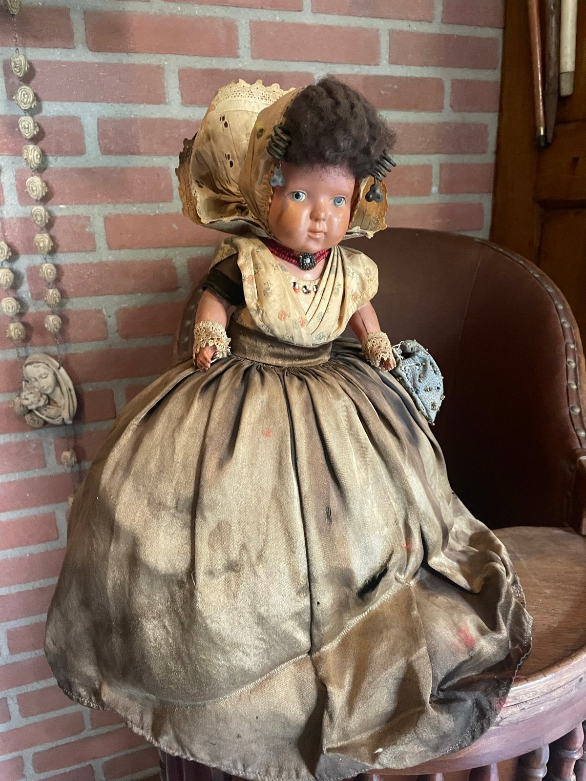 Antieke pop met traditionele klederdracht, Verzamelen, Ophalen of Verzenden, Gebruikt, Pop
