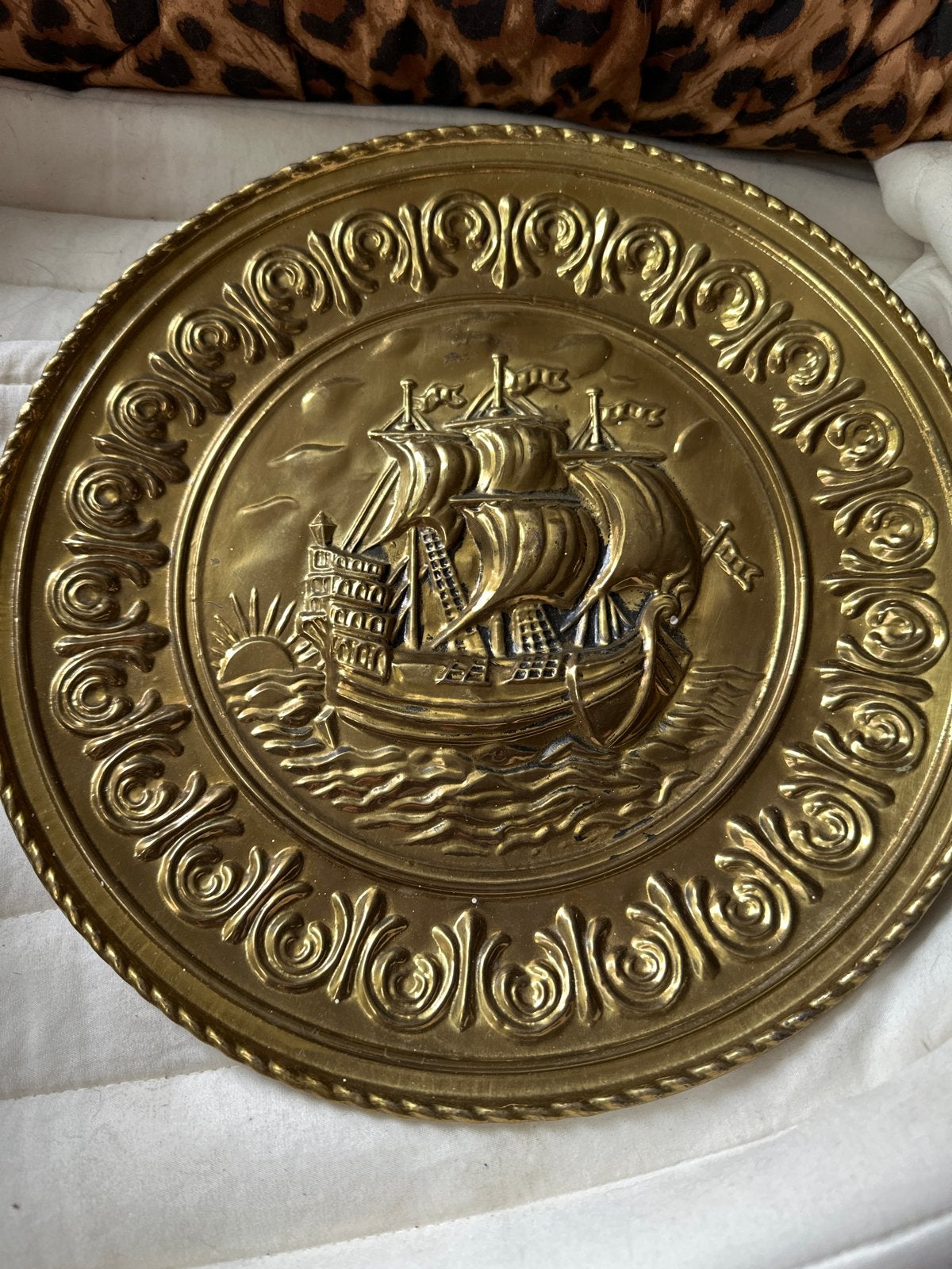 Decoratief koperen wandbord met zeilschip, Antiek en Kunst, Antiek | Koper en Brons, Ophalen, Koper