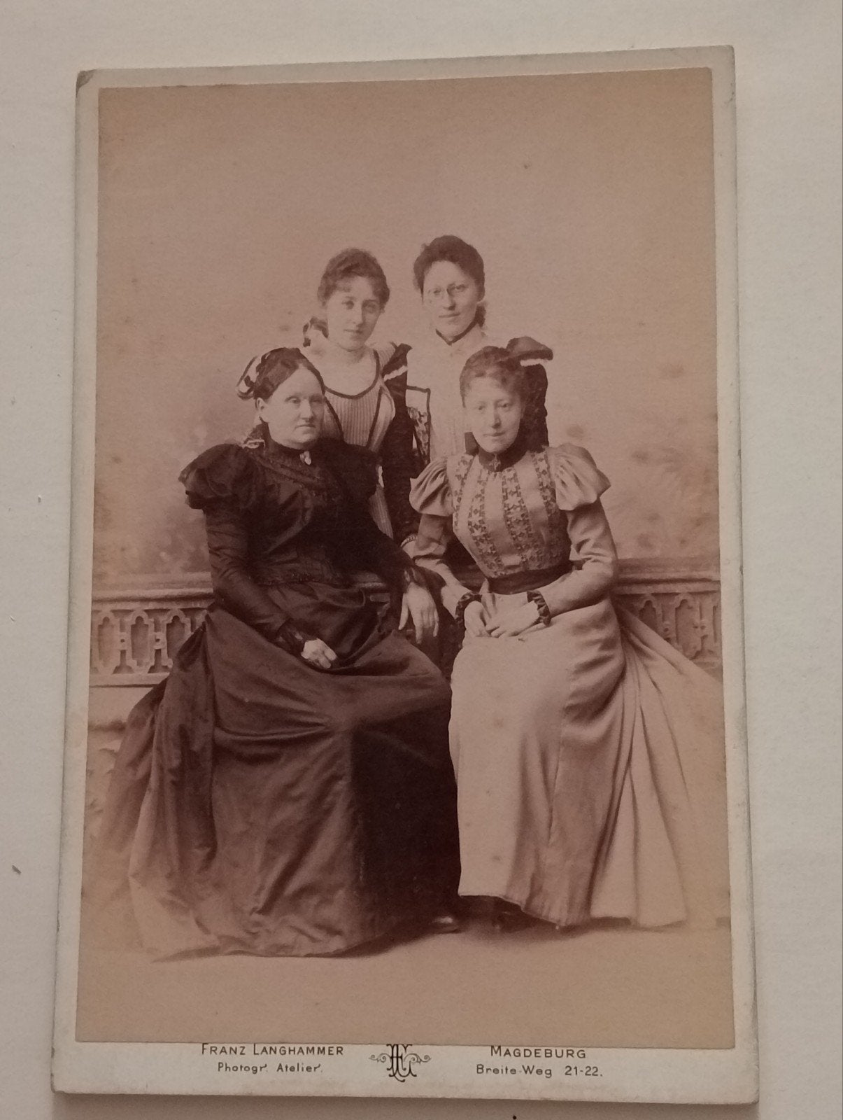 Antieke Foto: Vier Dames uit Magdeburg (ca. 1900), Ophalen of Verzenden, Voor 1940, Gebruikt, Overige onderwerpen