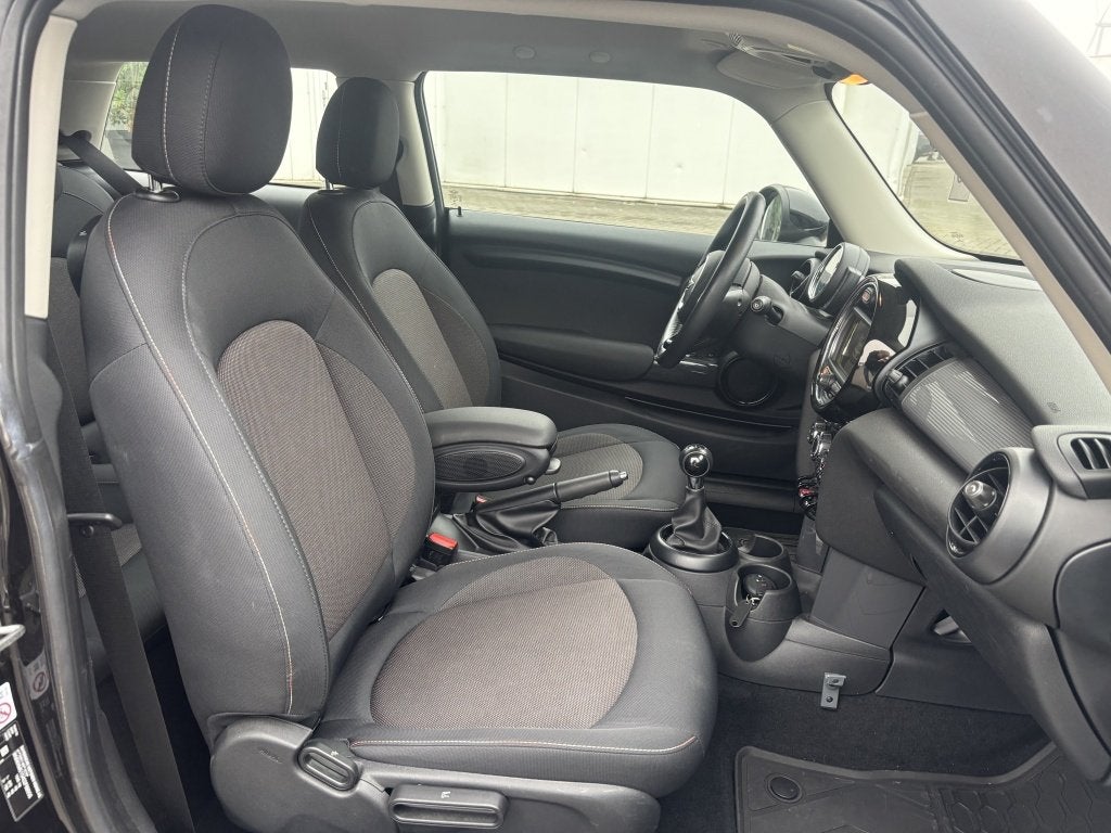 MINI Mini 1.5 Cooper Business Navi Cruise Parkeersensoren, Voorwielaandrijving, Gebruikt, 4 stoelen, Origineel Nederlands