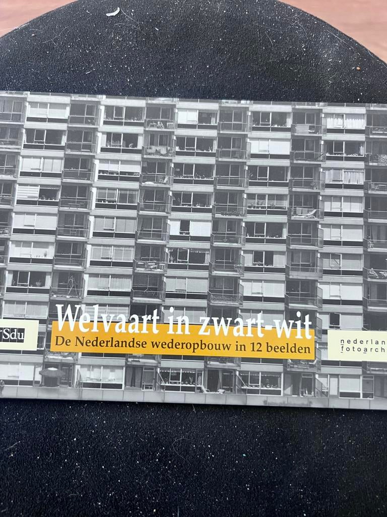 Welvaart in zwart-wit: Nederlandse wederopbouw in 12 beelden, Ophalen of Verzenden, Zo goed als nieuw, Fotografie algemeen
