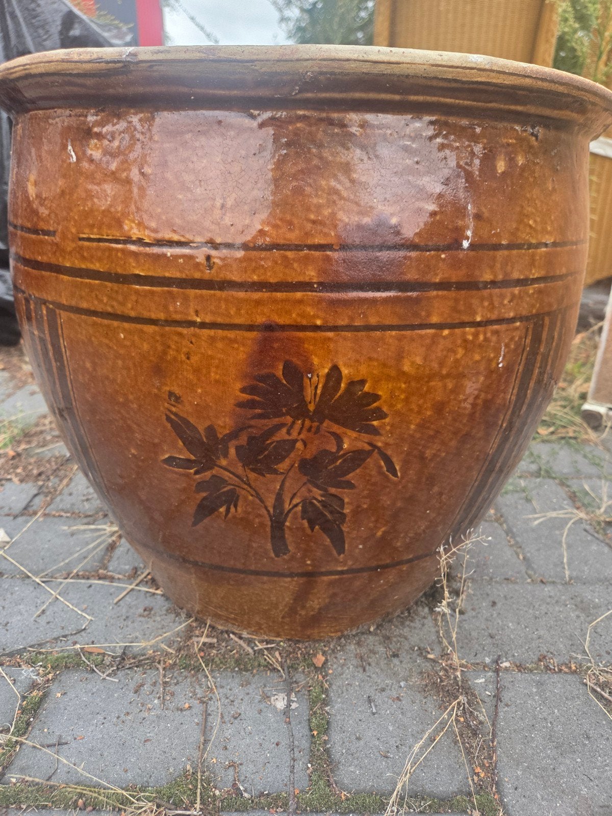 Antieke aardewerken bloempot met decoratie, Ophalen
