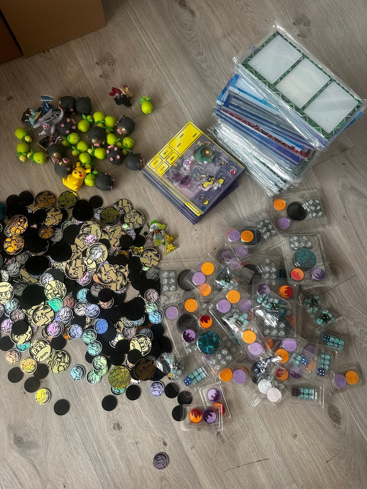 Pokémon, Grote partij munten en accessoires, Ophalen of Verzenden, Zo goed als nieuw