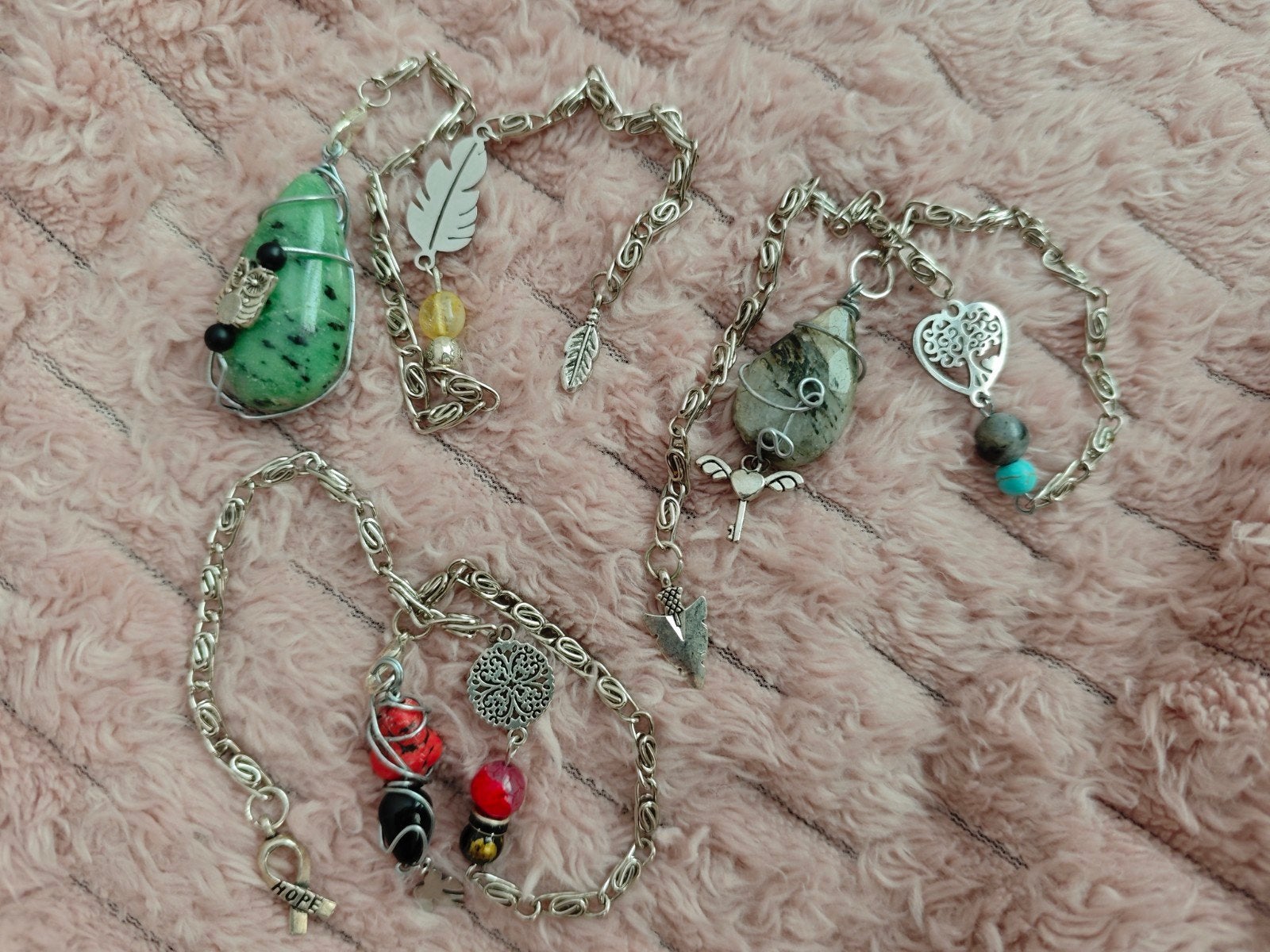 Handgemaakte pendels met edelstenen en bedels, Ophalen of Verzenden, Nieuw