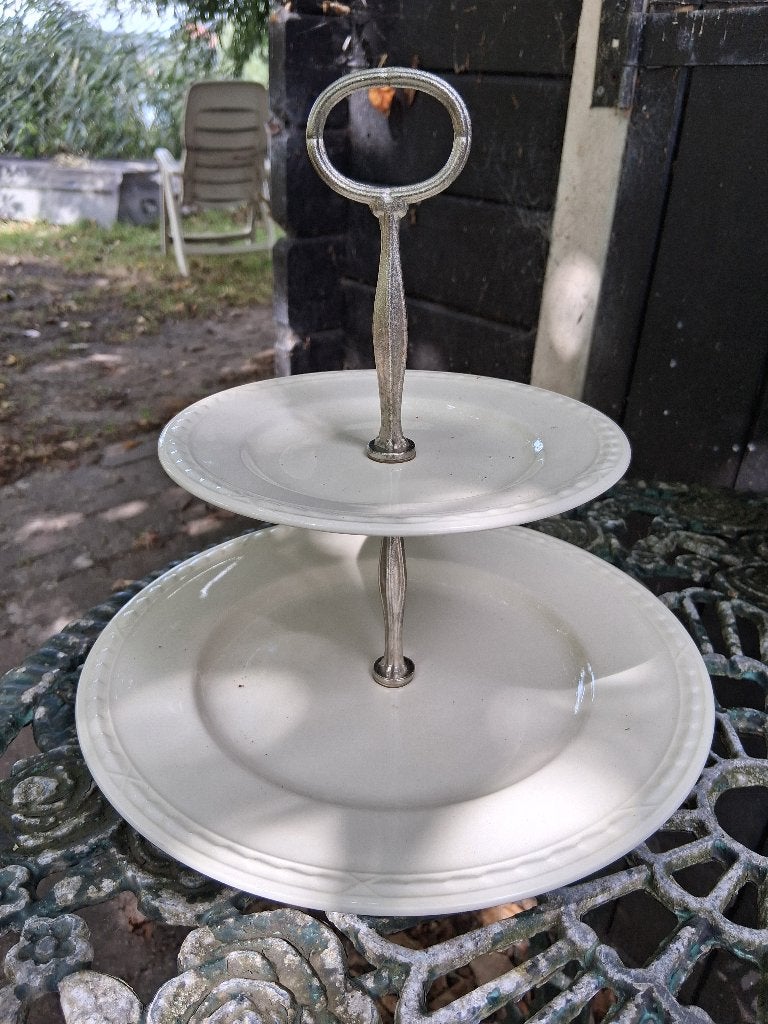 2 laags etagere roomwit met reliëf rand, Huis en Inrichting, Ophalen of Verzenden, Zo goed als nieuw, Bord(en), Overige stijlen