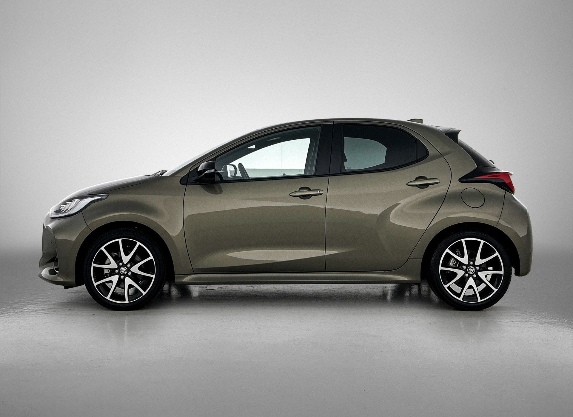 Toyota Yaris 1.5 Hybrid Executive Premium Pack | Dealer onde, 12 maanden, 450 kg, Gebruikt, Bedrijf