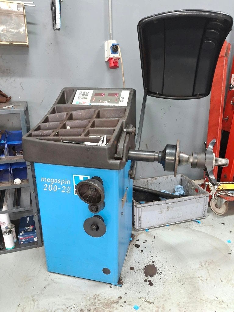 Hofmann Wielbalanceer- & Bandendemonteermachine m.Hulparm, Ophalen, Gebruikt