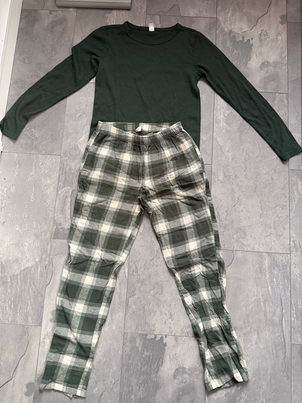 Donkergroene pyjama set: shirt en geruite broek, Ophalen, Zo goed als nieuw, Maat 36 (S)