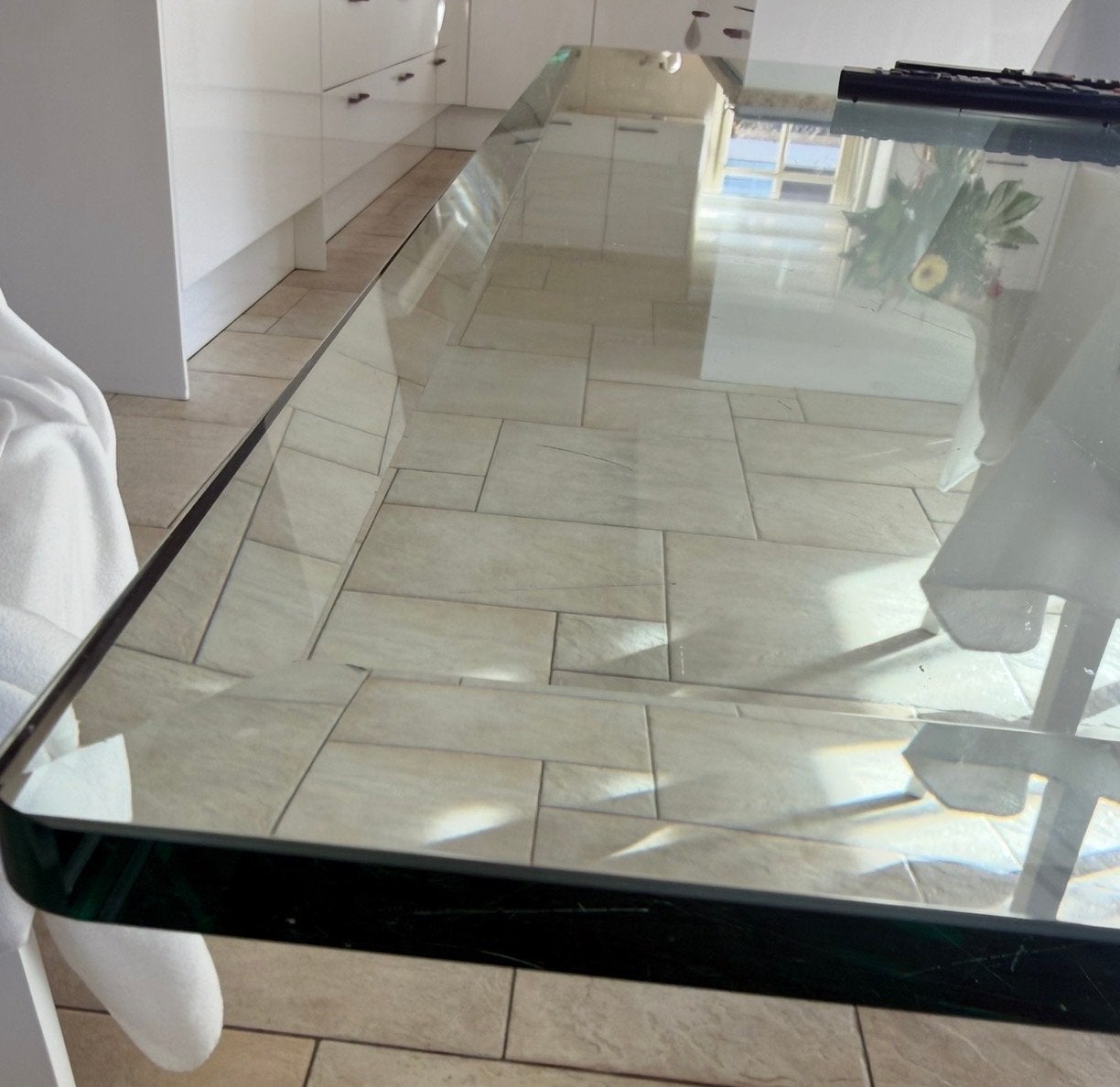 Design Eettafel met Griekse Stenen Poot en Glazen Blad, Huis en Inrichting, Ophalen, Zo goed als nieuw, Vijf personen of meer