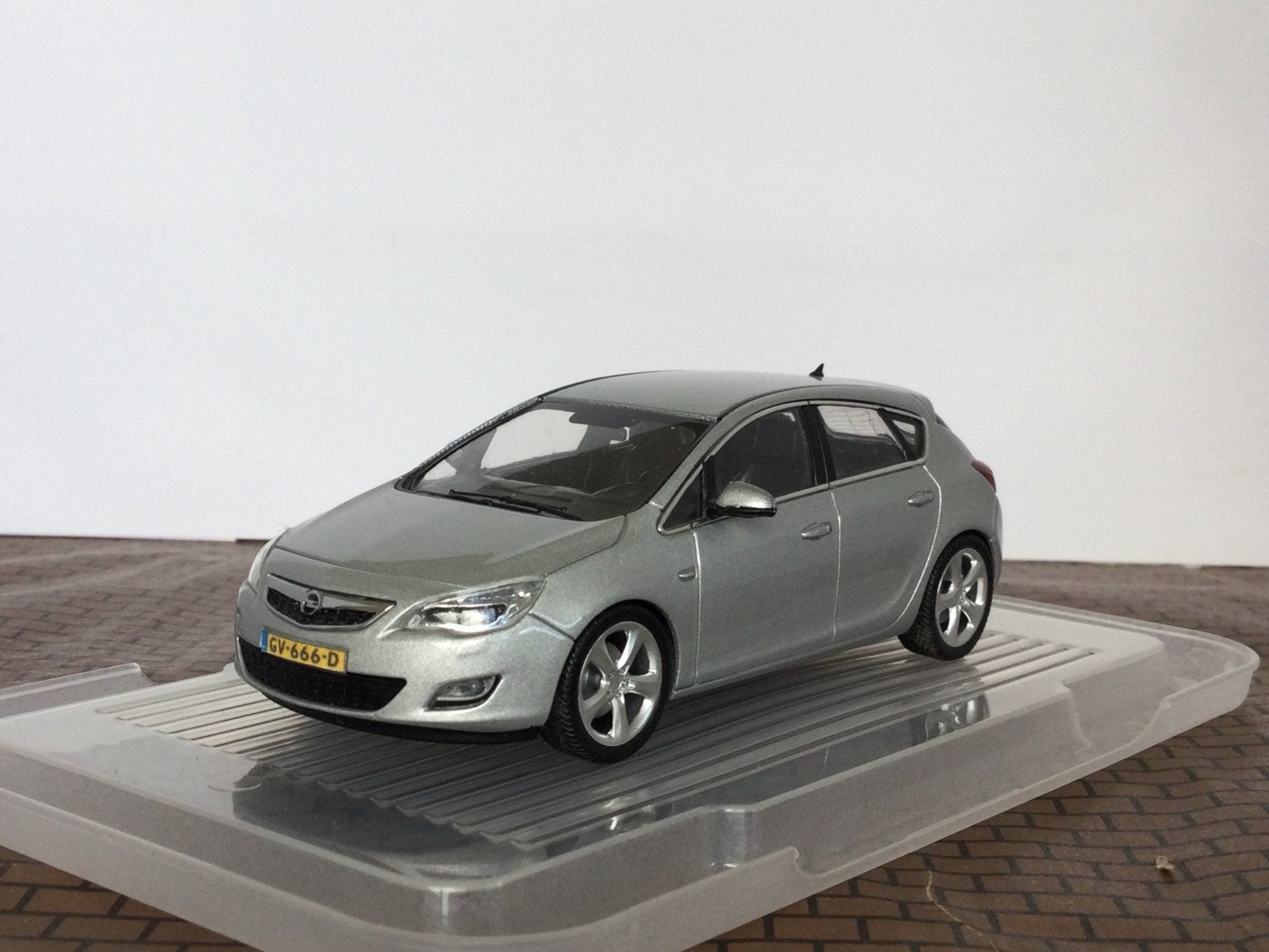 Opel Astra J Hatchback 2010 Zilvergrijs Minichamps 1:43, Hobby en Vrije tijd, Modelauto's | 1:43, Ophalen of Verzenden, Nieuw