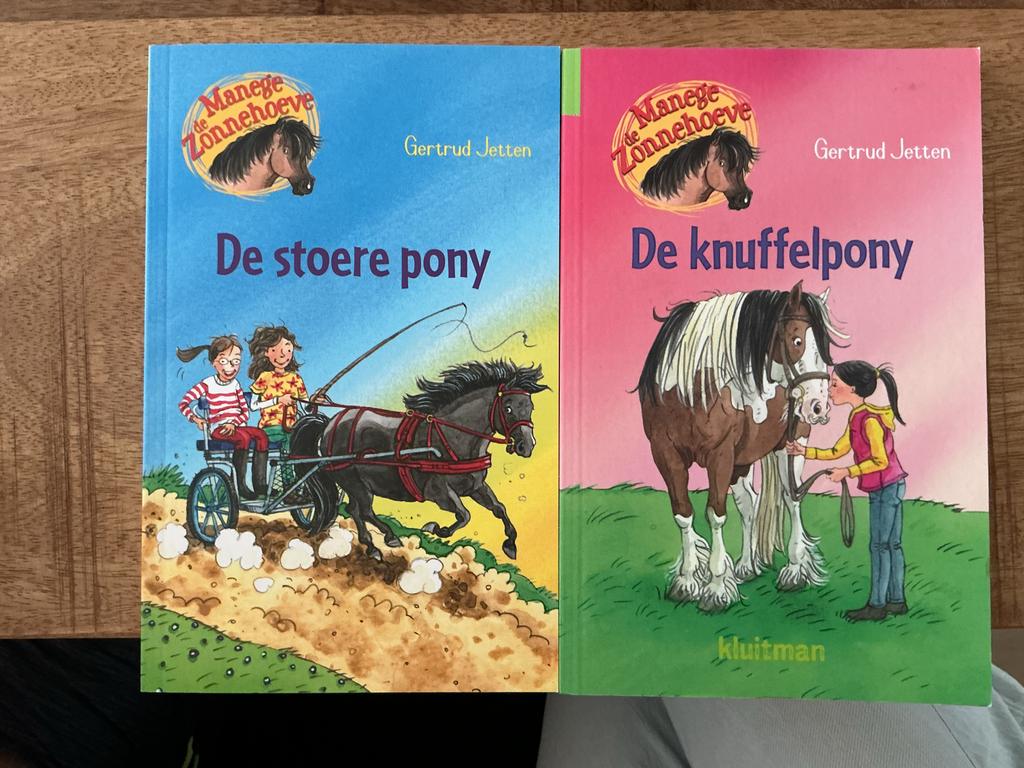De Manege Zonnehoeve: De stoere pony & De knuffelpony, Ophalen of Verzenden, Zo goed als nieuw, Fictie algemeen