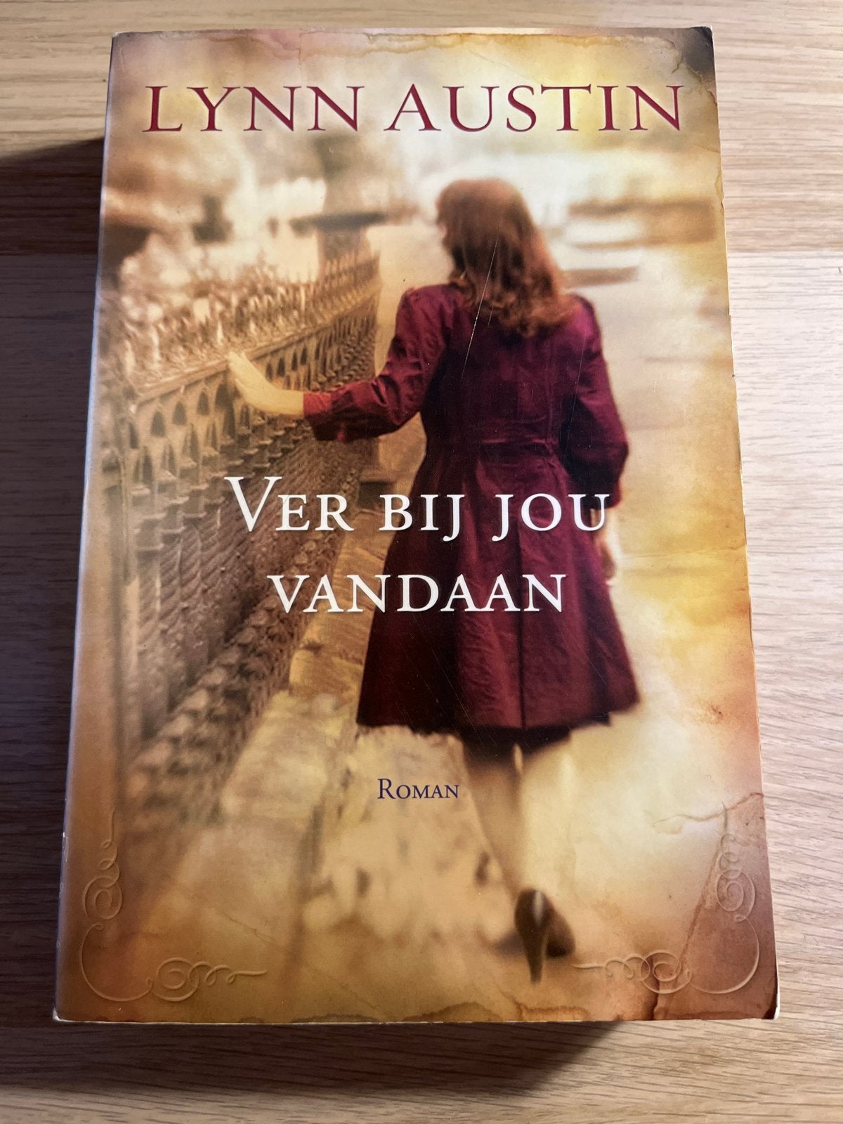 Ver Bij Jou Vandaan - Lynn Austin (Roman), Ophalen of Verzenden, Gelezen, Wereld overig