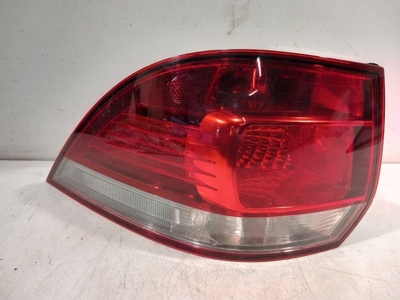 Achterlicht links buiten Volkswagen Golf, Auto-onderdelen, Onderdelen@venauto.nl, Van der Ven Autorecycling B.V., Gebruikt, Ettenseweg 76, 4706 PB Roosendaal, The Netherlands