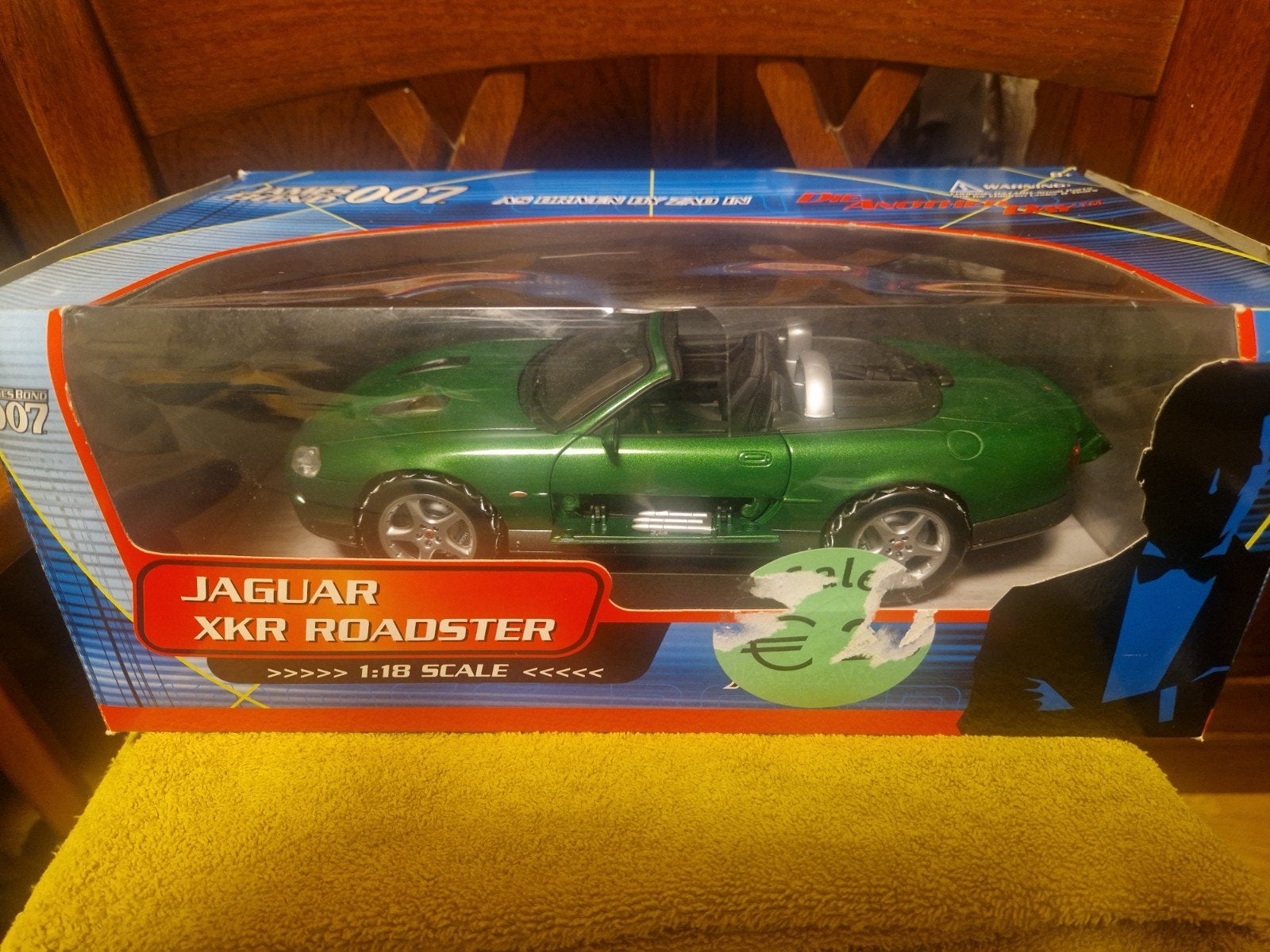 jaguar xkr roadster James bond die another day 1/18, Ophalen of Verzenden, Zo goed als nieuw, Auto, Overige merken